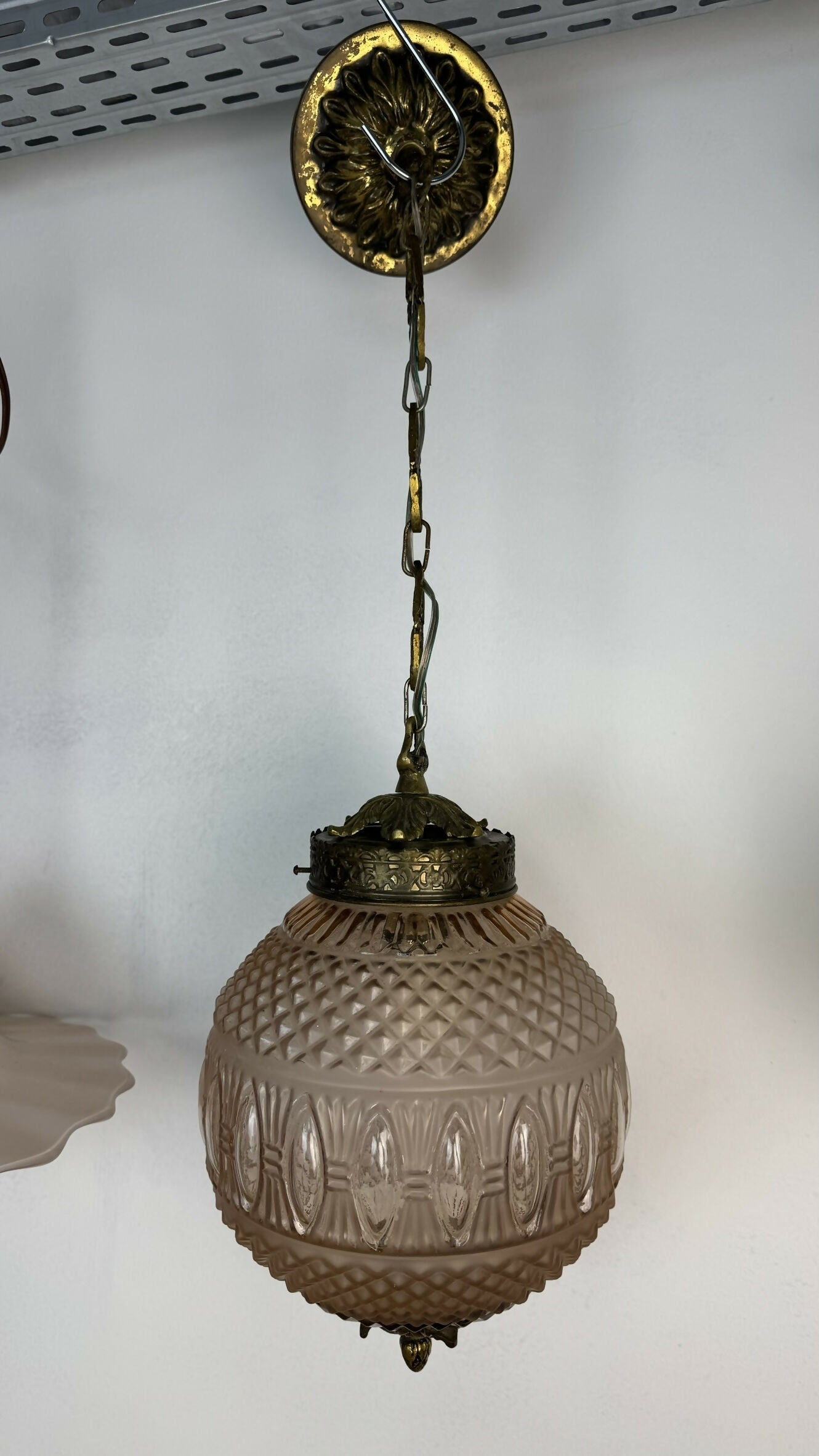 Pendente Teto Vintage | Globo Lapidado Rosé (Facetado) em Vidro Fosco