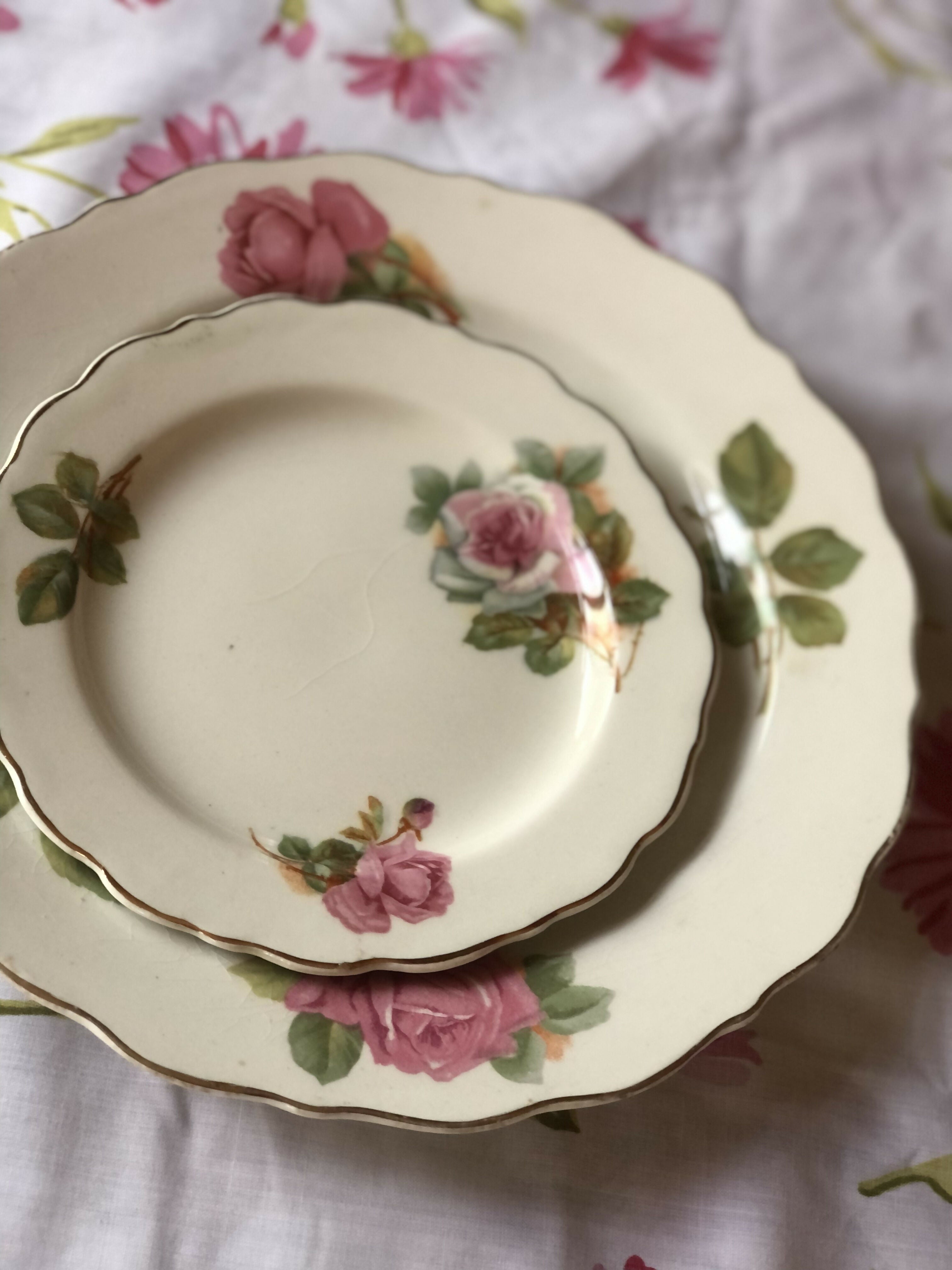 Mesa posta com preciosos pratos ingleses