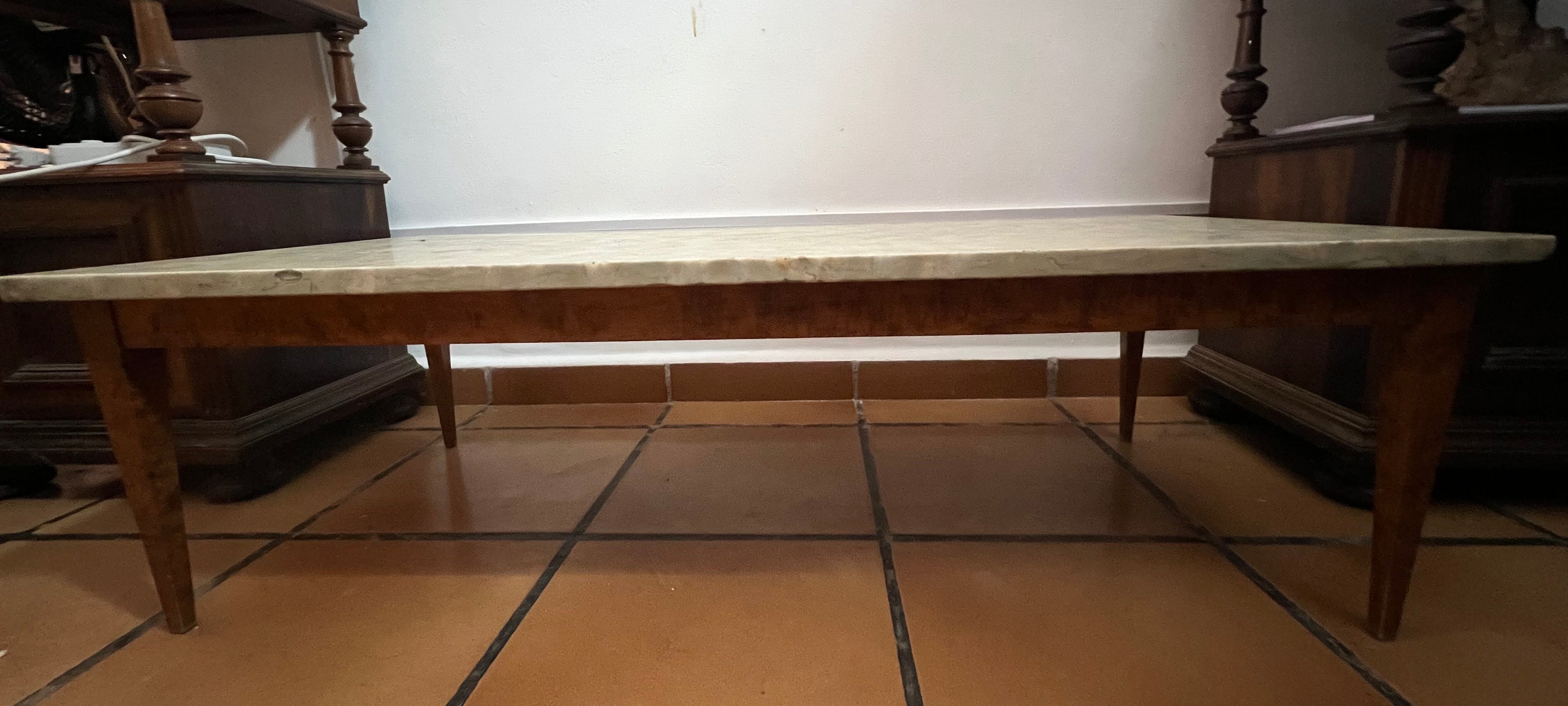 Antiga Mesa de Centro Retangular em Pau-Ferro com Tampo de Mármore e Pés Palito