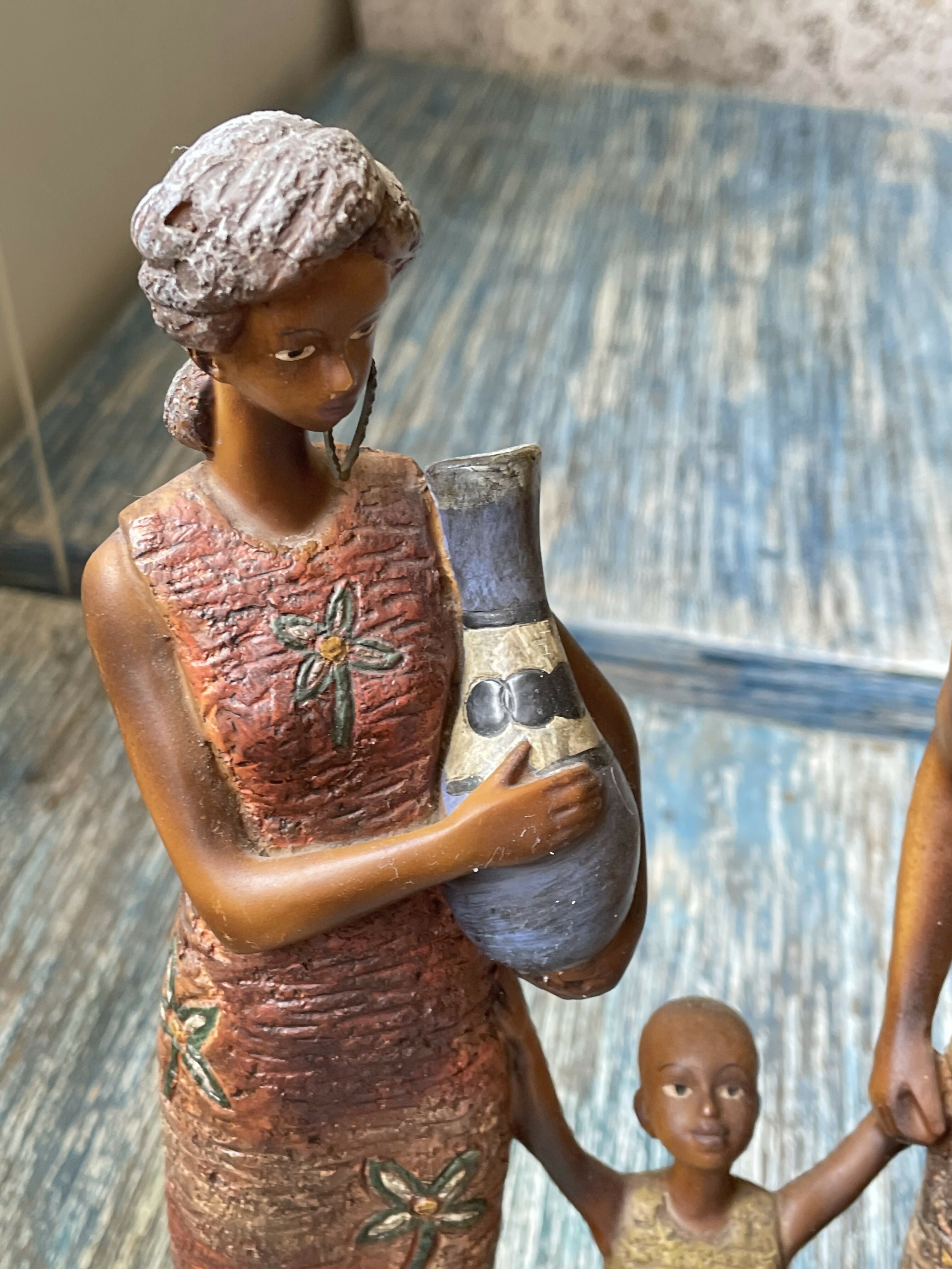 Estatueta em resina retratando família tribal