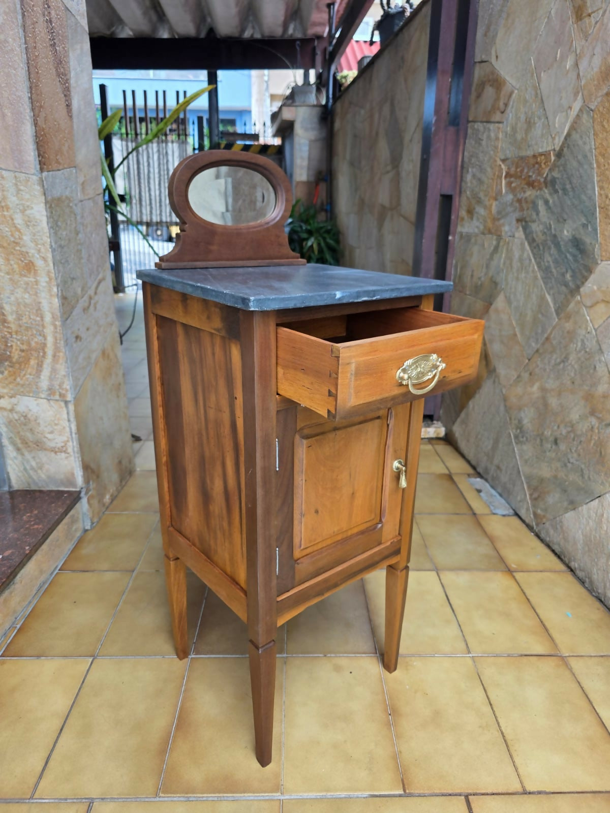 Móvel de cabeceira em imbuia, década de 40 com tampo em mármore