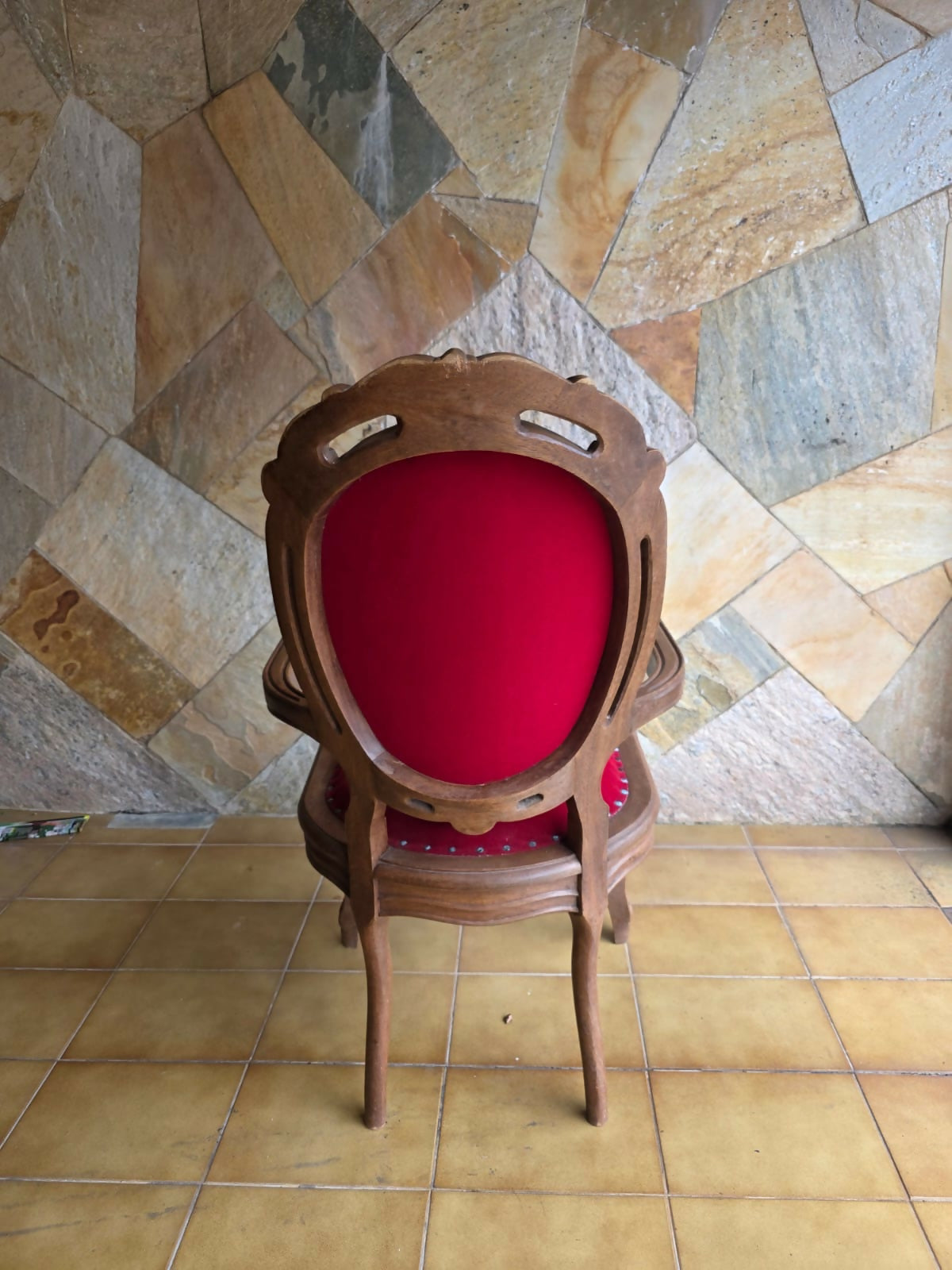 Cadeira medalhão entalhada com estofado vermelho