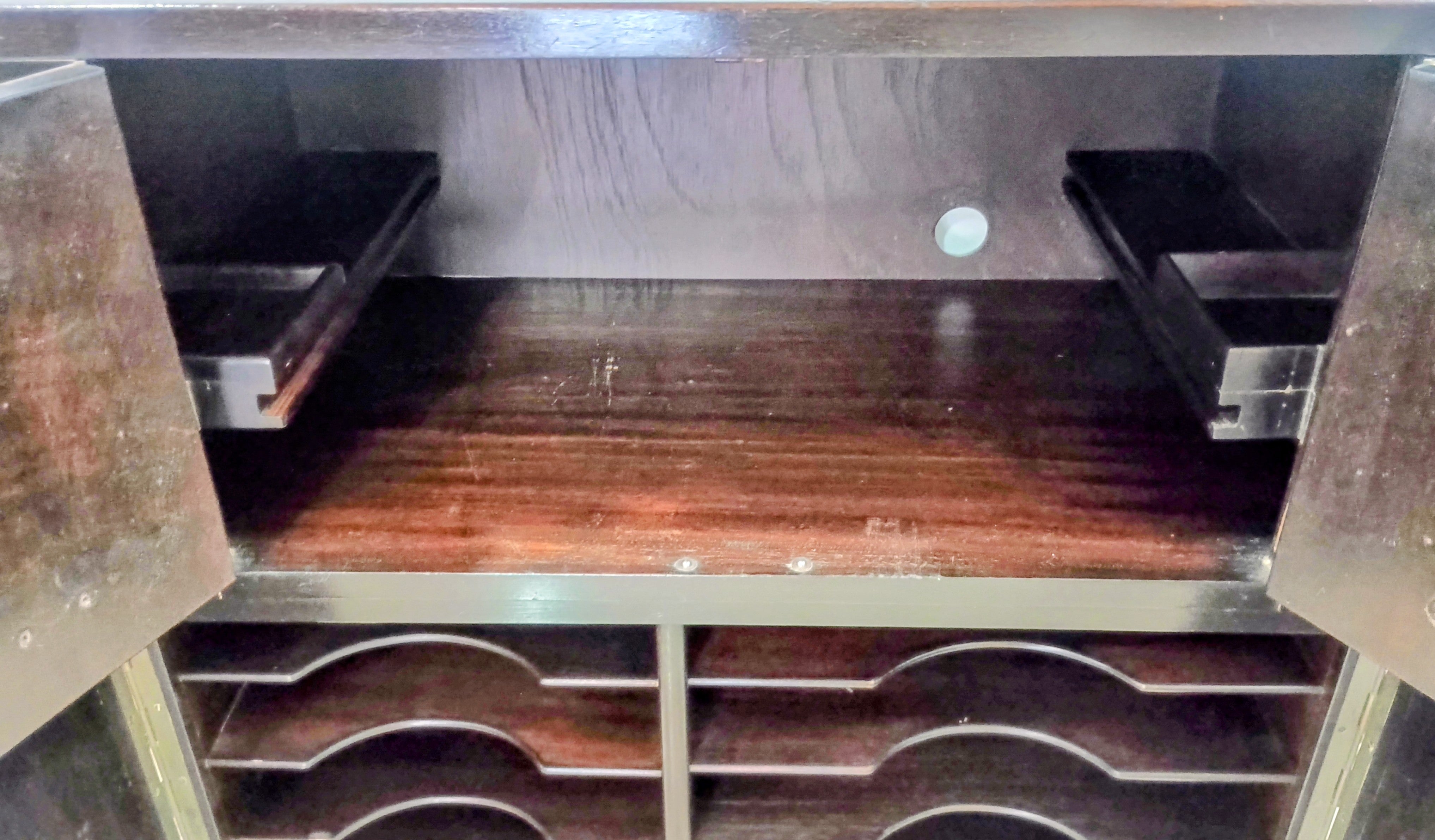 MÓVEL VINTAGE ANOS 50 (ANTIGO GABINETE DE VITROLA) em Madeira escura 