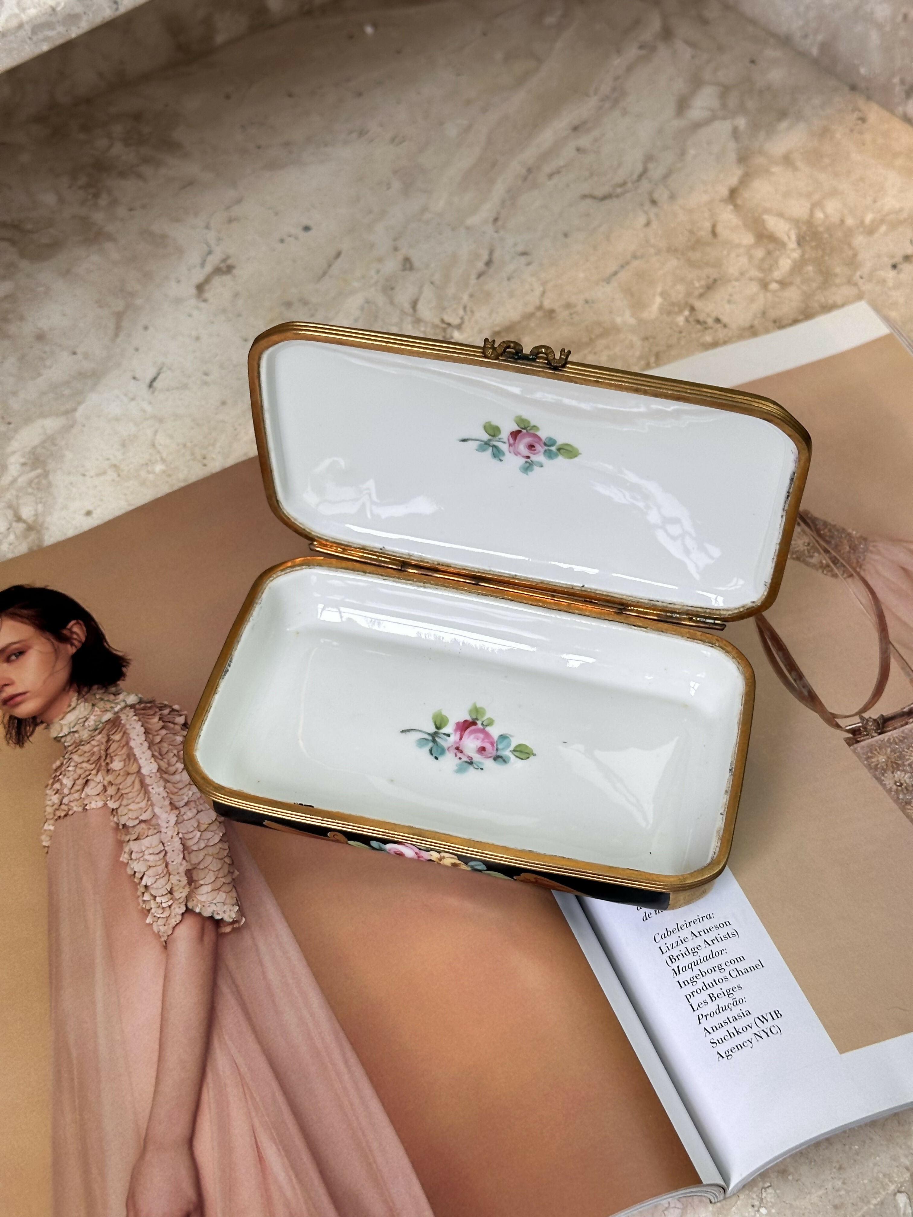 Espetáculo e maravilhosa antiga caixa porta-joias de porcelana francesa toda pintada à mão com flores delicadas