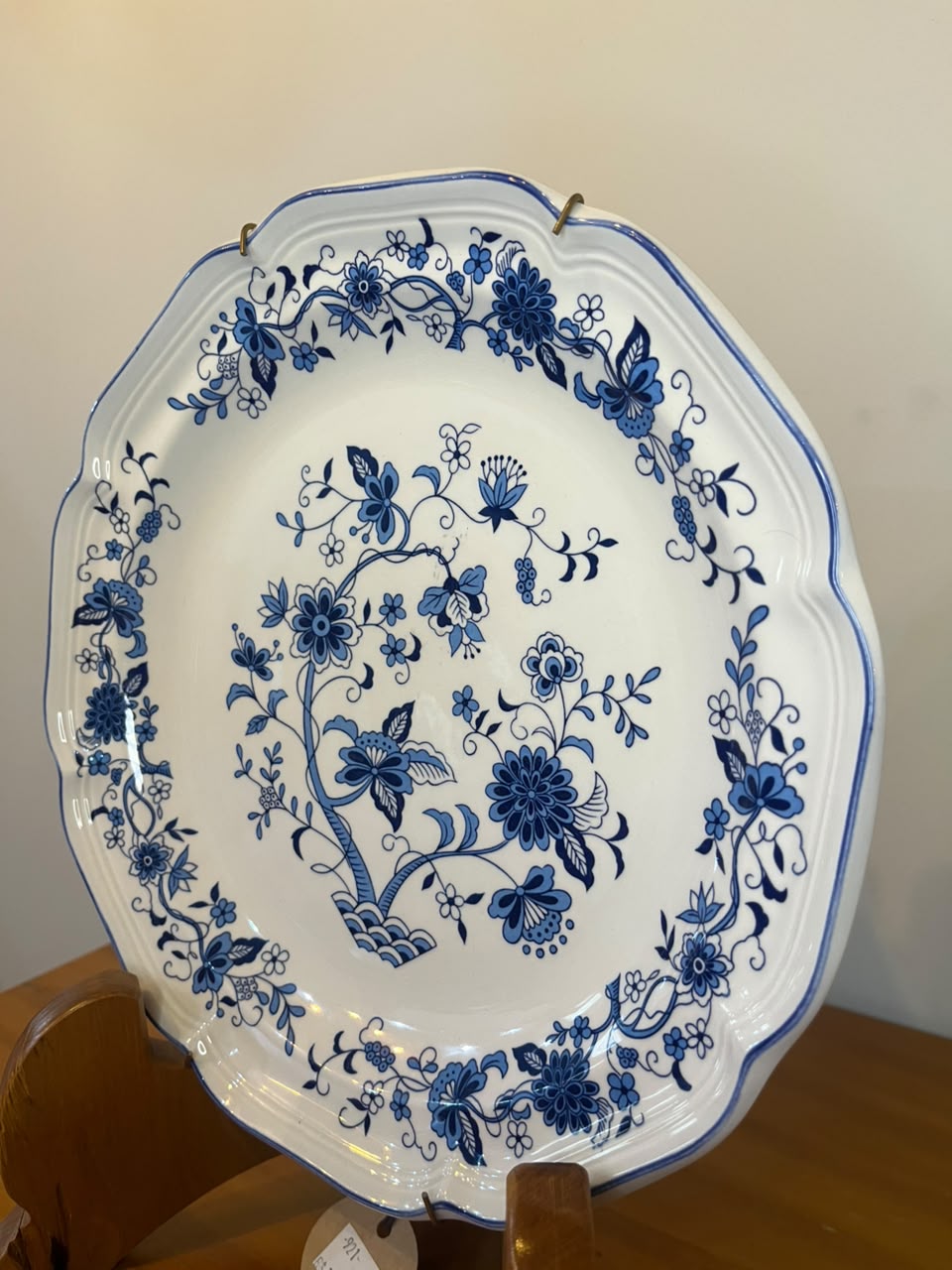 Prato Decorativo Floral Azul e Branco – Made in Korea