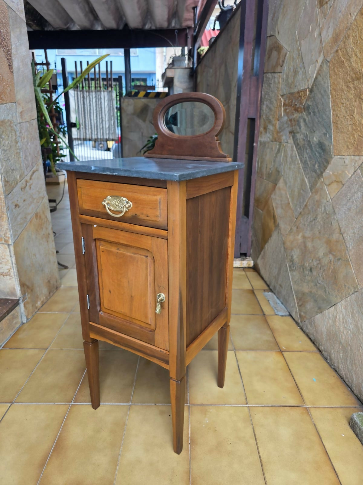 Móvel de cabeceira em imbuia, década de 40 com tampo em mármore