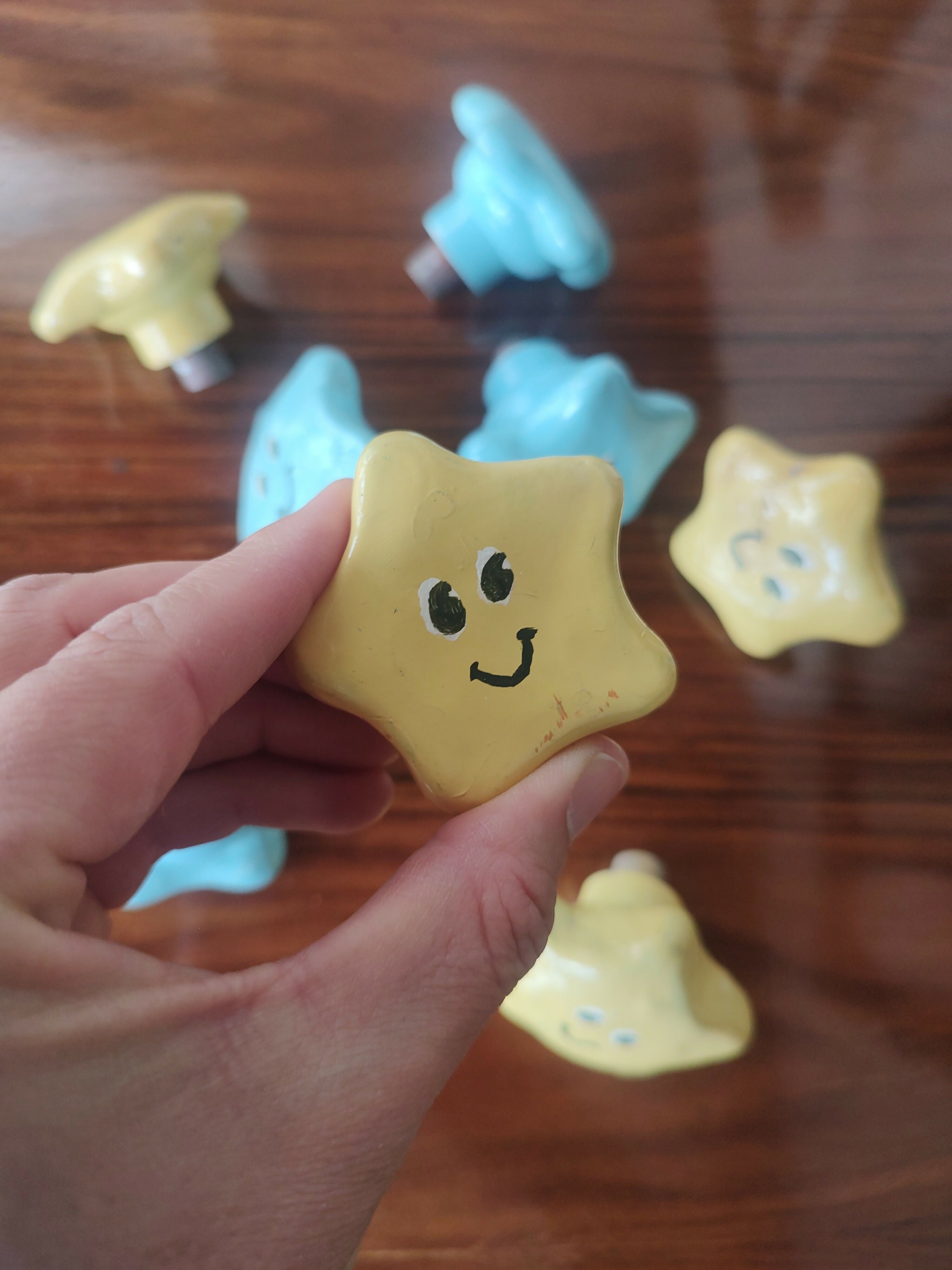 Simpático Conjunto de 8 puxadores de Estrela (azul e amarelo)