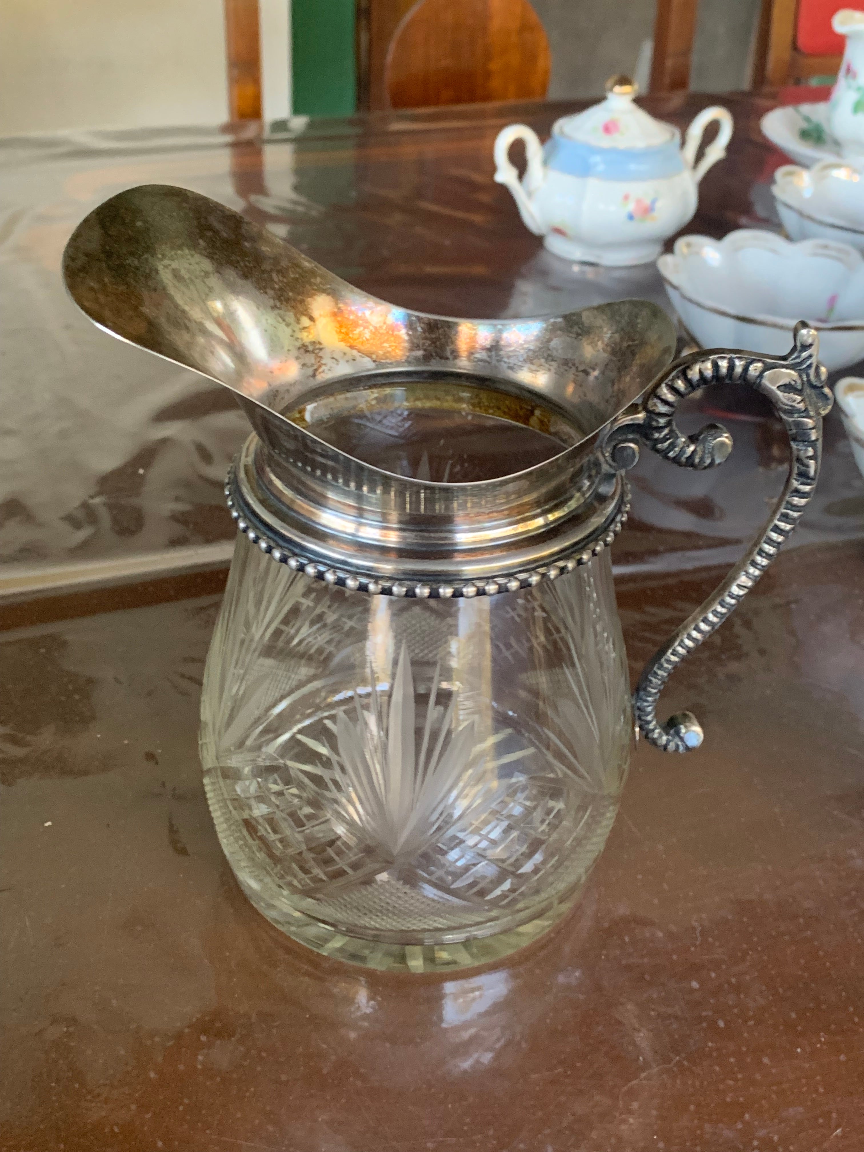 Antiga jarrinha em cristal ricamente lapidada e com detalhes em prata