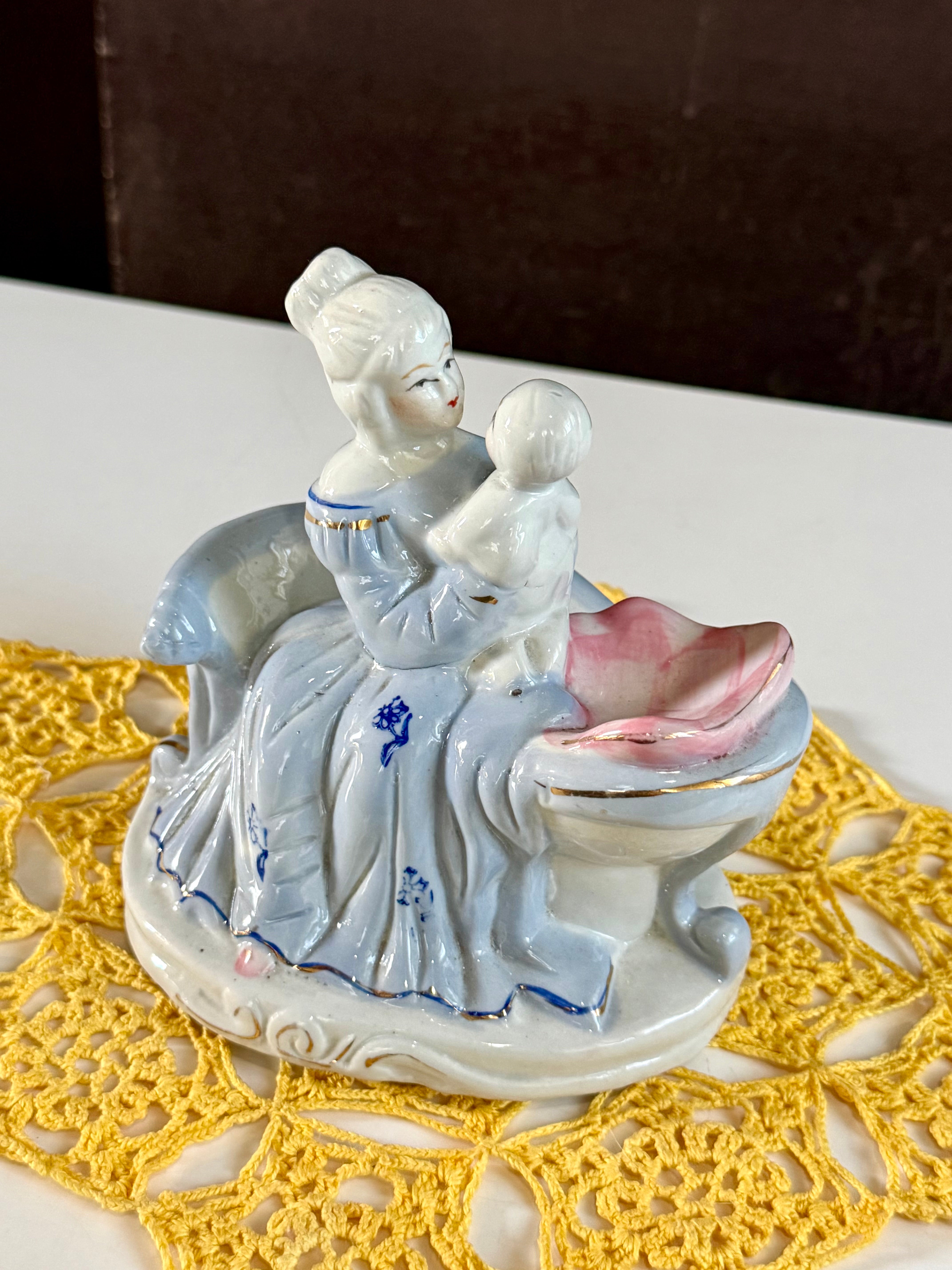 Bibelô de porcelana mãe e bebê