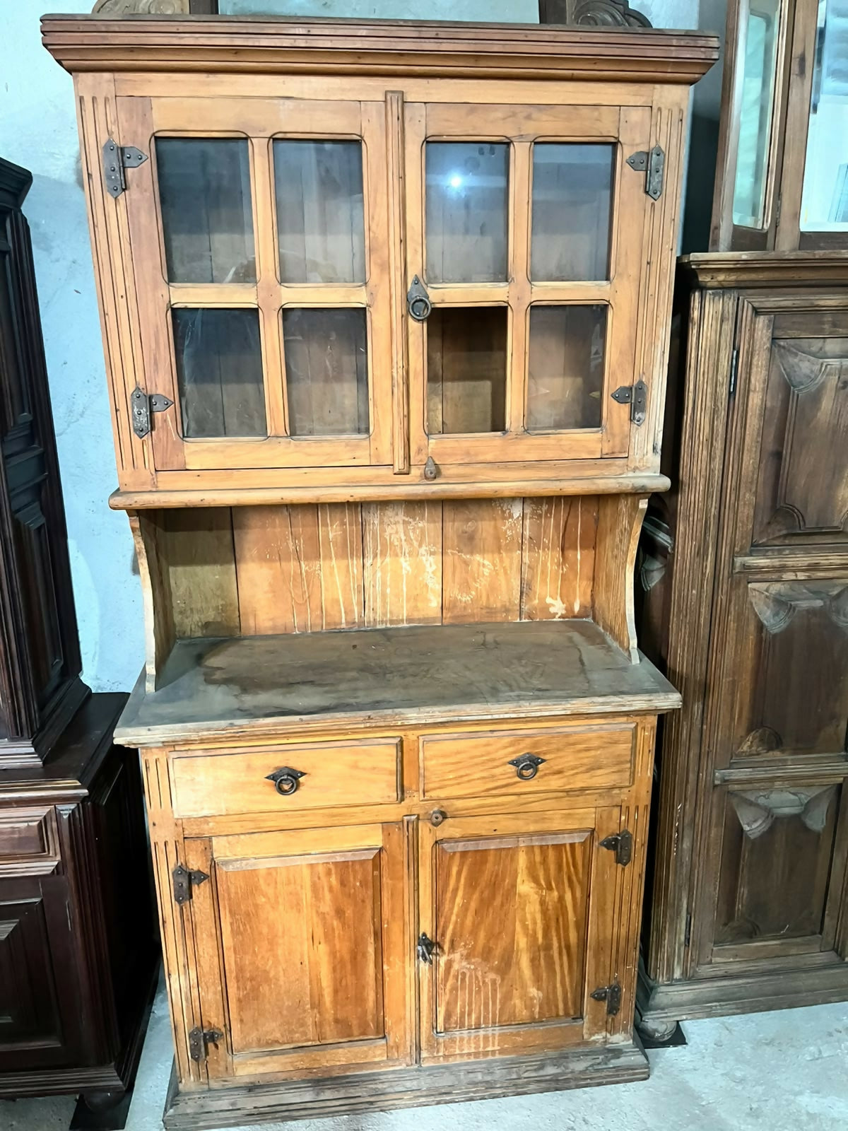 Armário guarda-comida com 2 portas de vidro e 2 portas almofada.