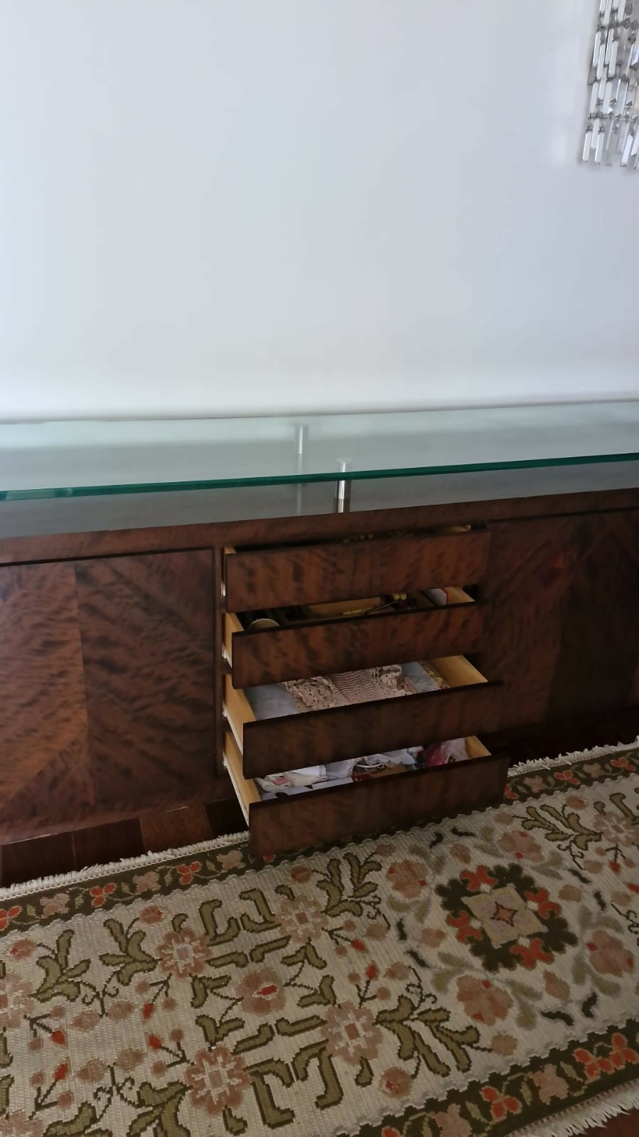 Buffet de madeira e vidro