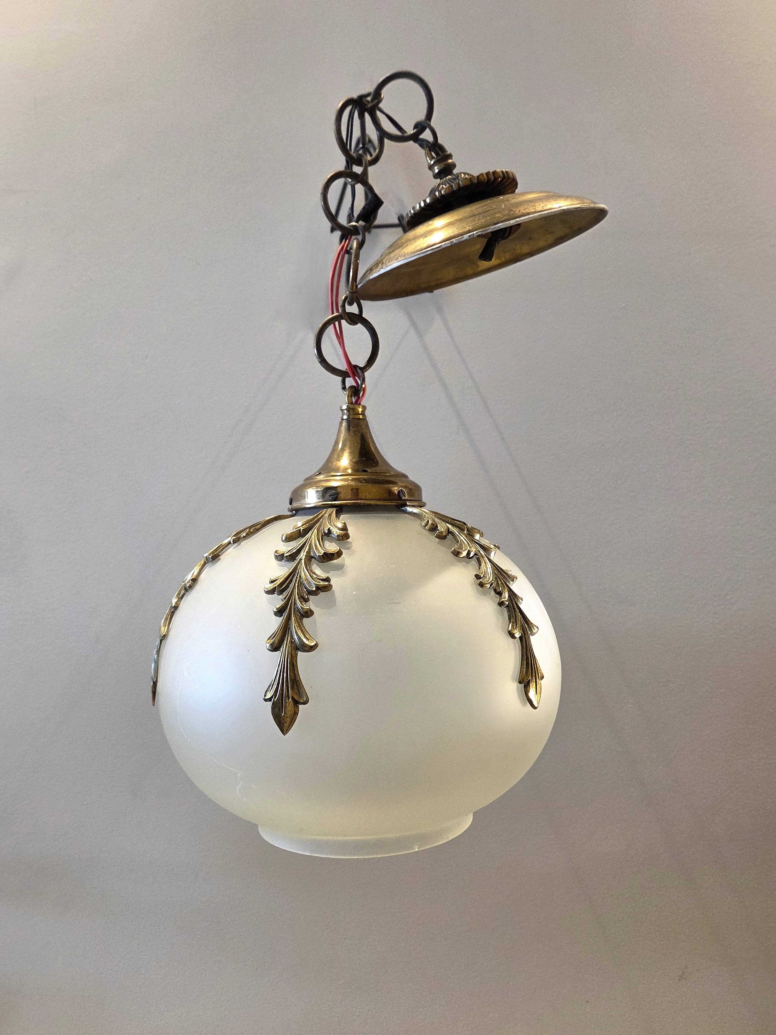 Lustre / Luminária pendente redonda em vidro opalino e adornos em metal - 1970