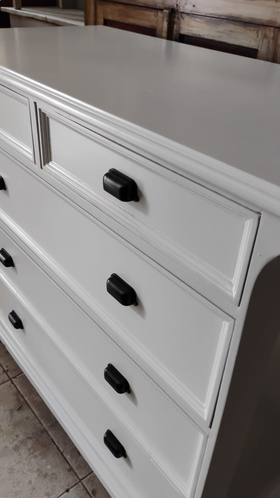 Cômoda antiga laqueda em branco com puxador preto (5 gavetas) 