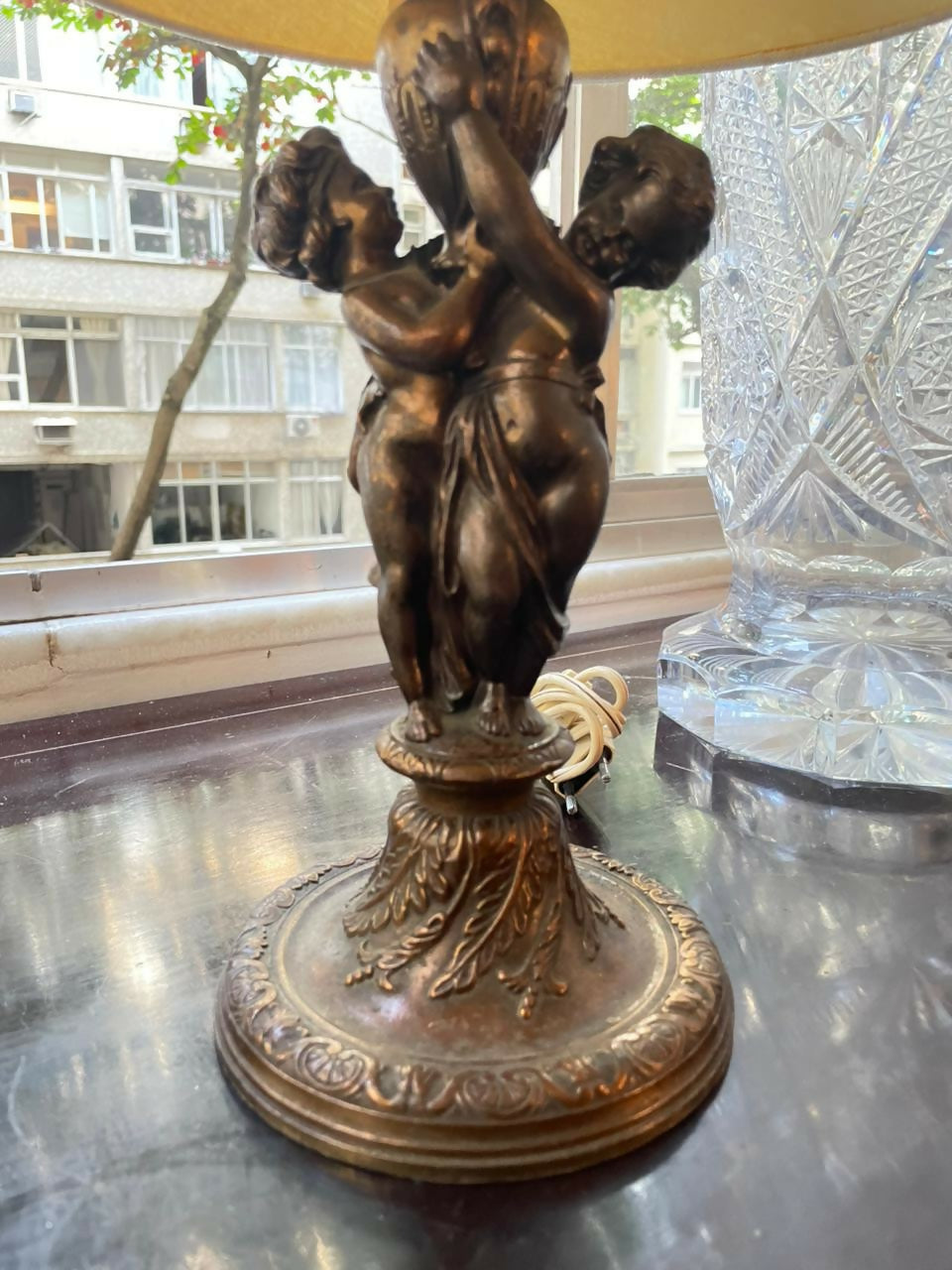 Abajur em bronze figura de querubins