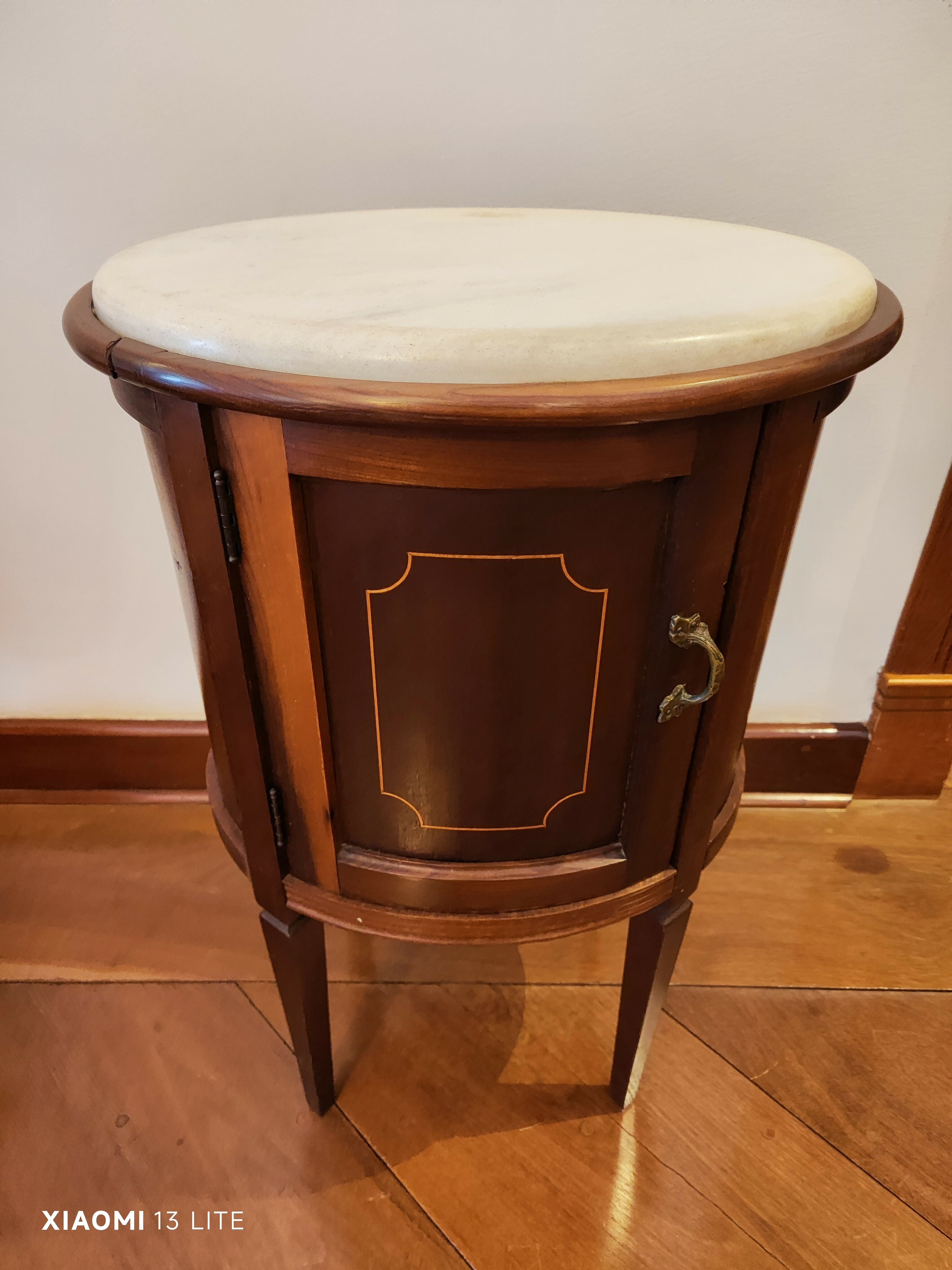 Mesa de cabeceira em madeira e pedra branca