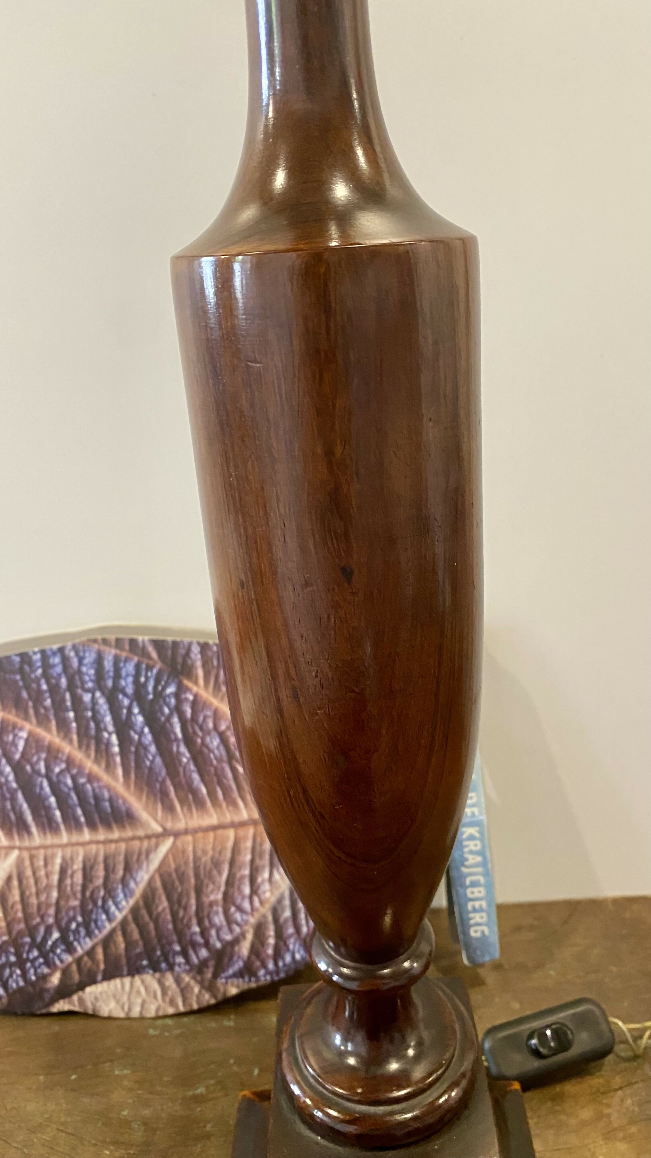 Abajur em jacarandá maciço, anos 60, em perfeito estado de conservação.