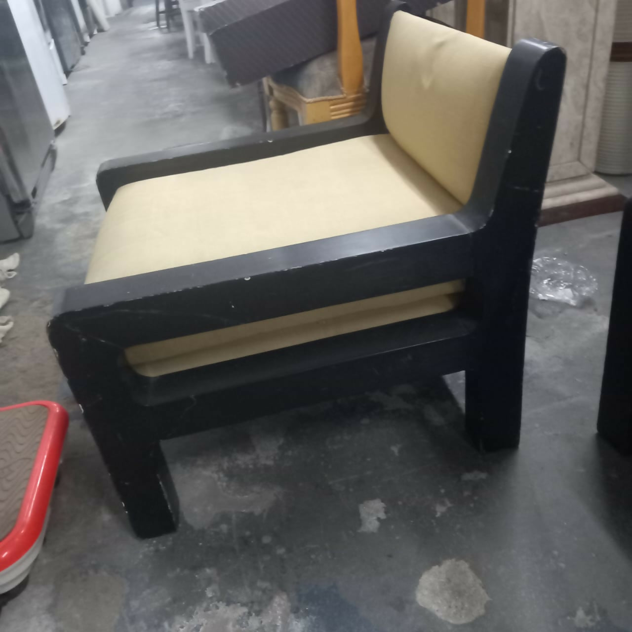 Poltrona com estrutura de madeira