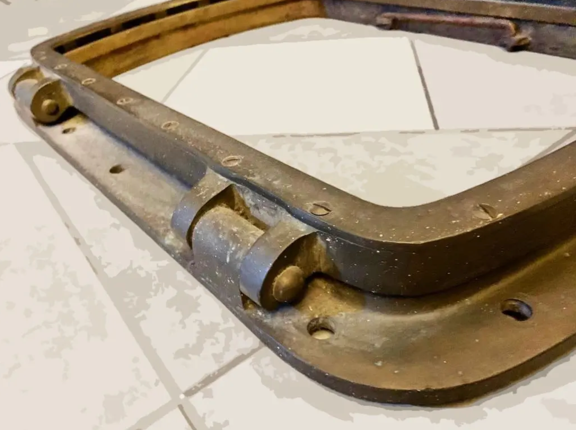 Escotilha náutica antiga em latão maciço 