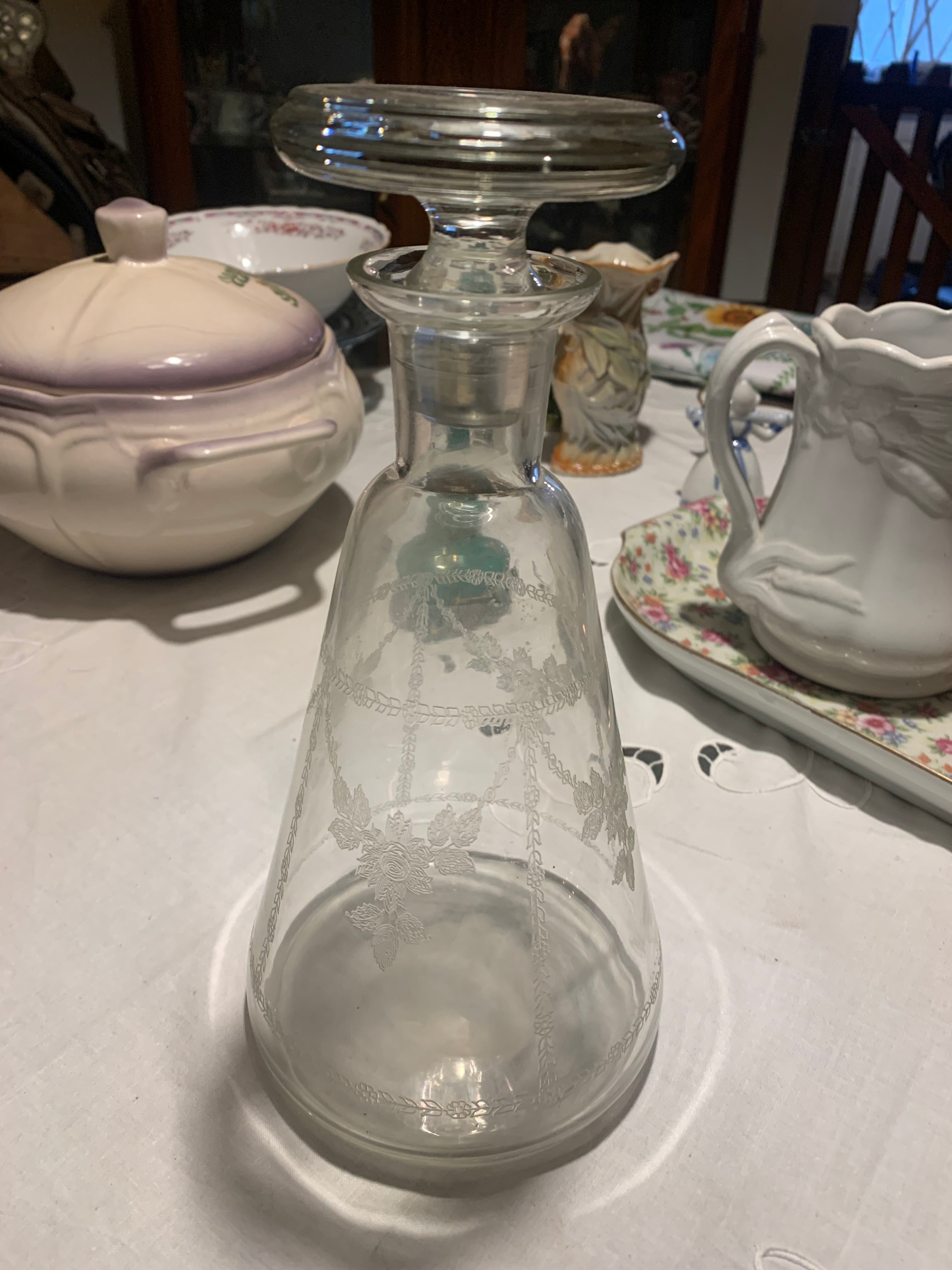 Antiga garrafa licoreira em vidro com linda lapidação Saint Louis