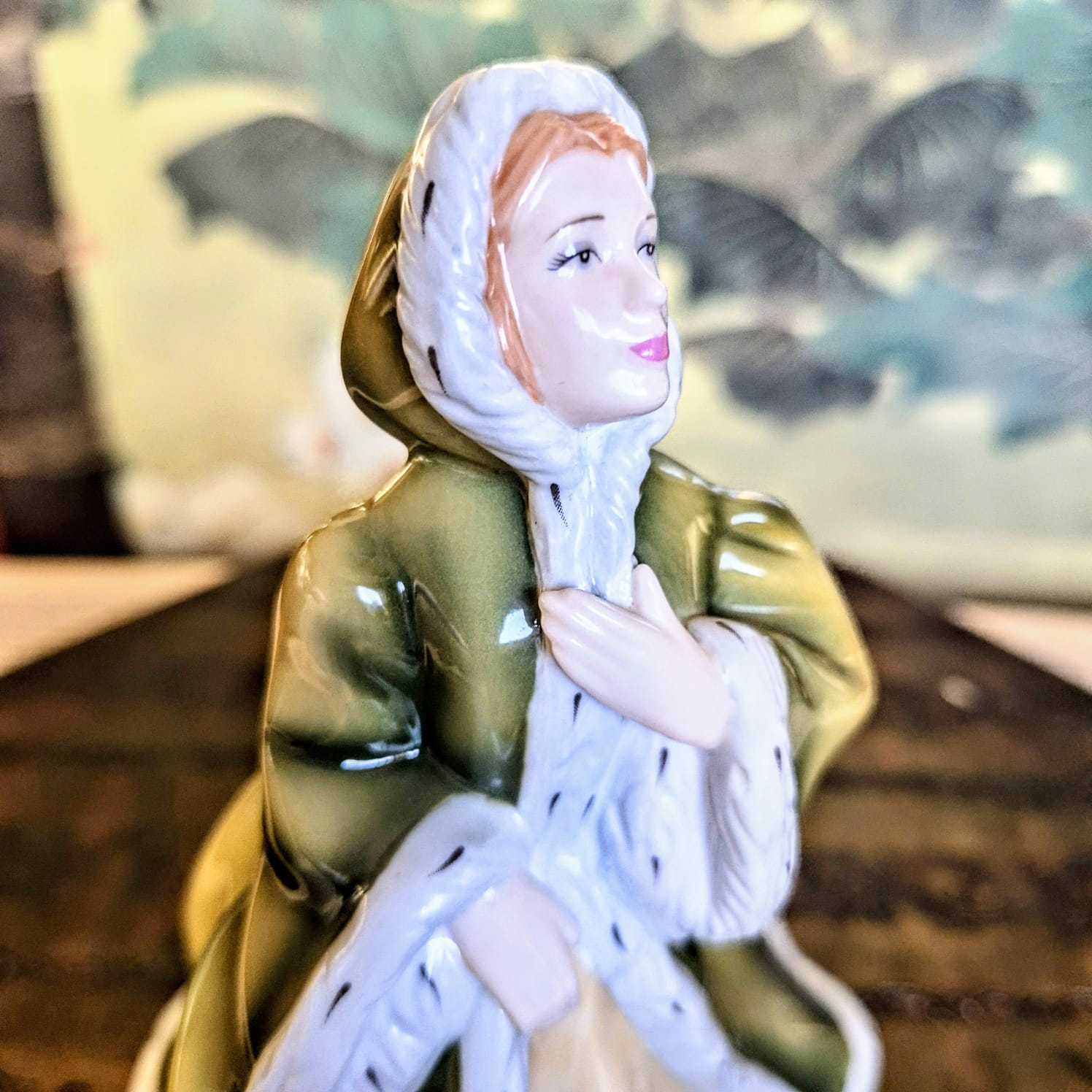  Estatueta maravilhosa em porcelana Fine Bone China inglesa Royal Doulton chamada "Emma" (HN4840) da linda coleção Pretty Ladies de 2005.