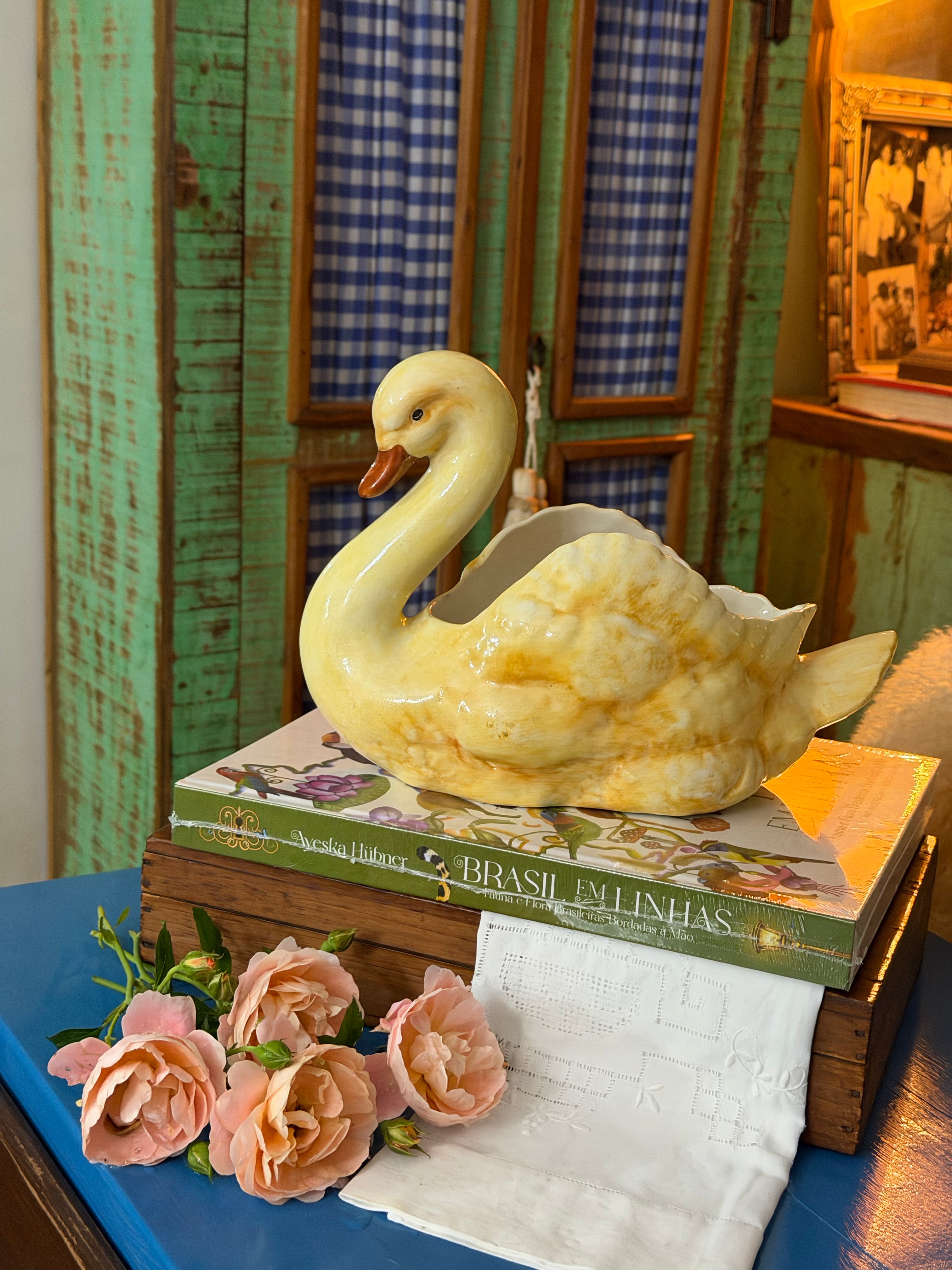 Maravilhosa e espetacular floreira antiga em porcelana Mauá - em formato de cisne