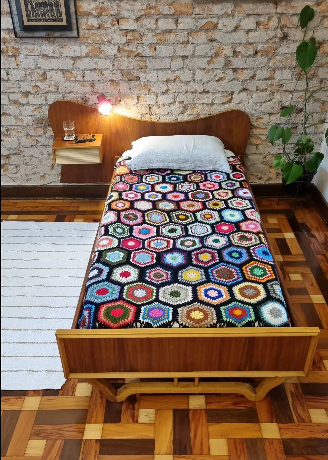 Cama de solteiro tipo Scapinelli em Caviúna e Marfim