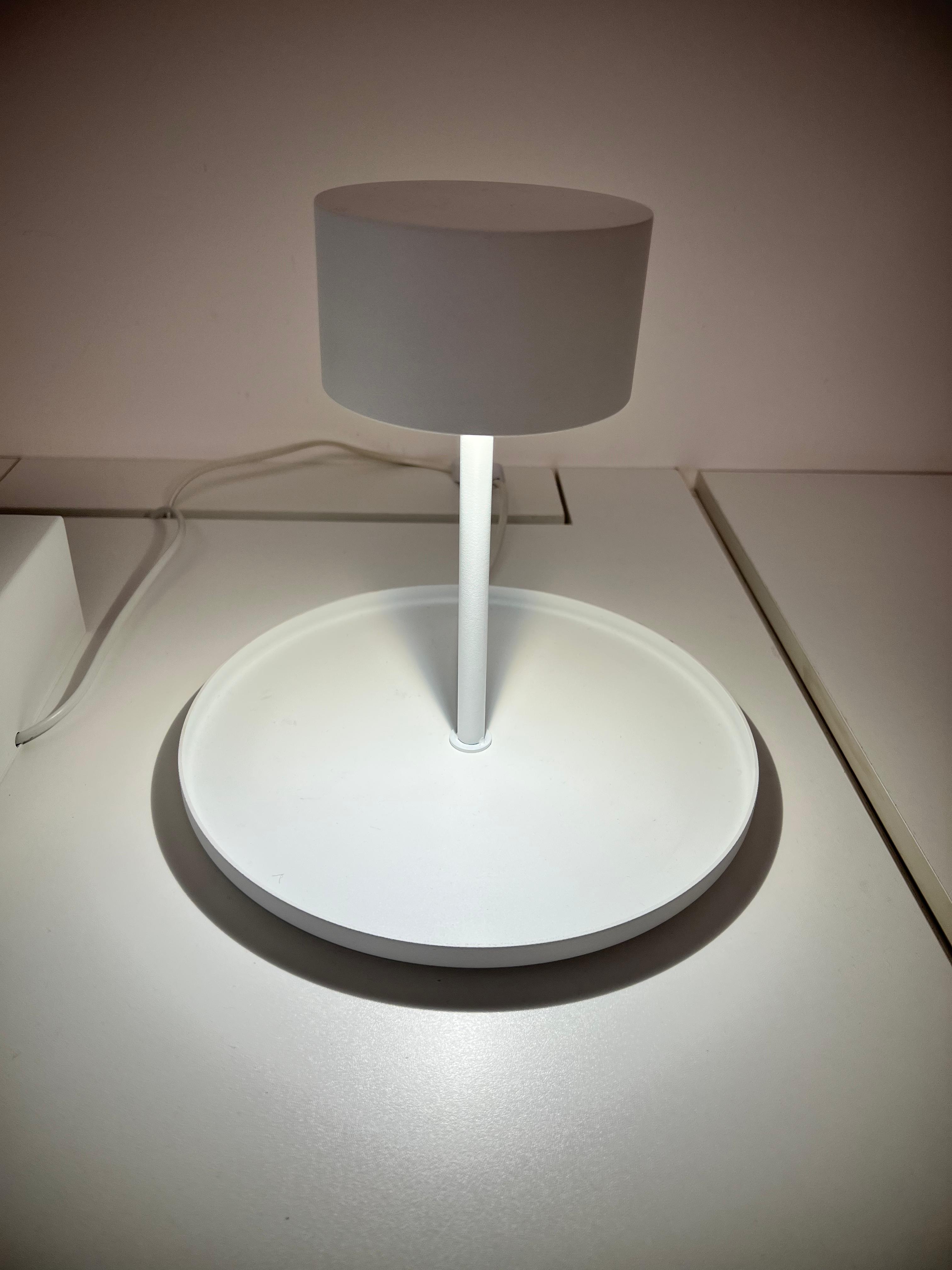 LUMINARIA DE MESA MINIMALISTA REDONDA LUXION PIN EM AÇO BRANCO 