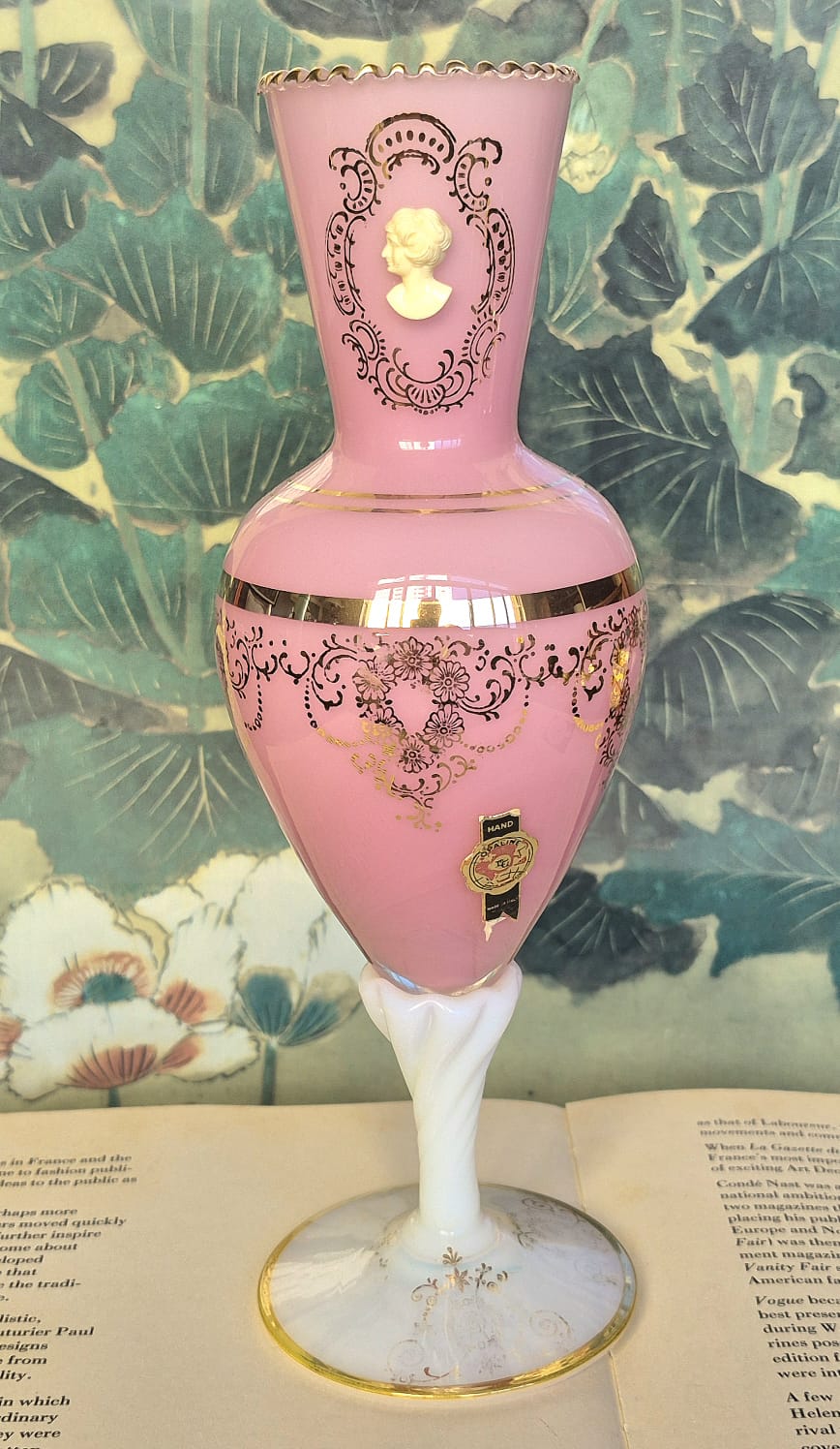 Vaso em opalina italiana Empoli,  decorada à ouro brunido e camafeu em aplique. Base em opalina branca swirl. Maravilhosa!