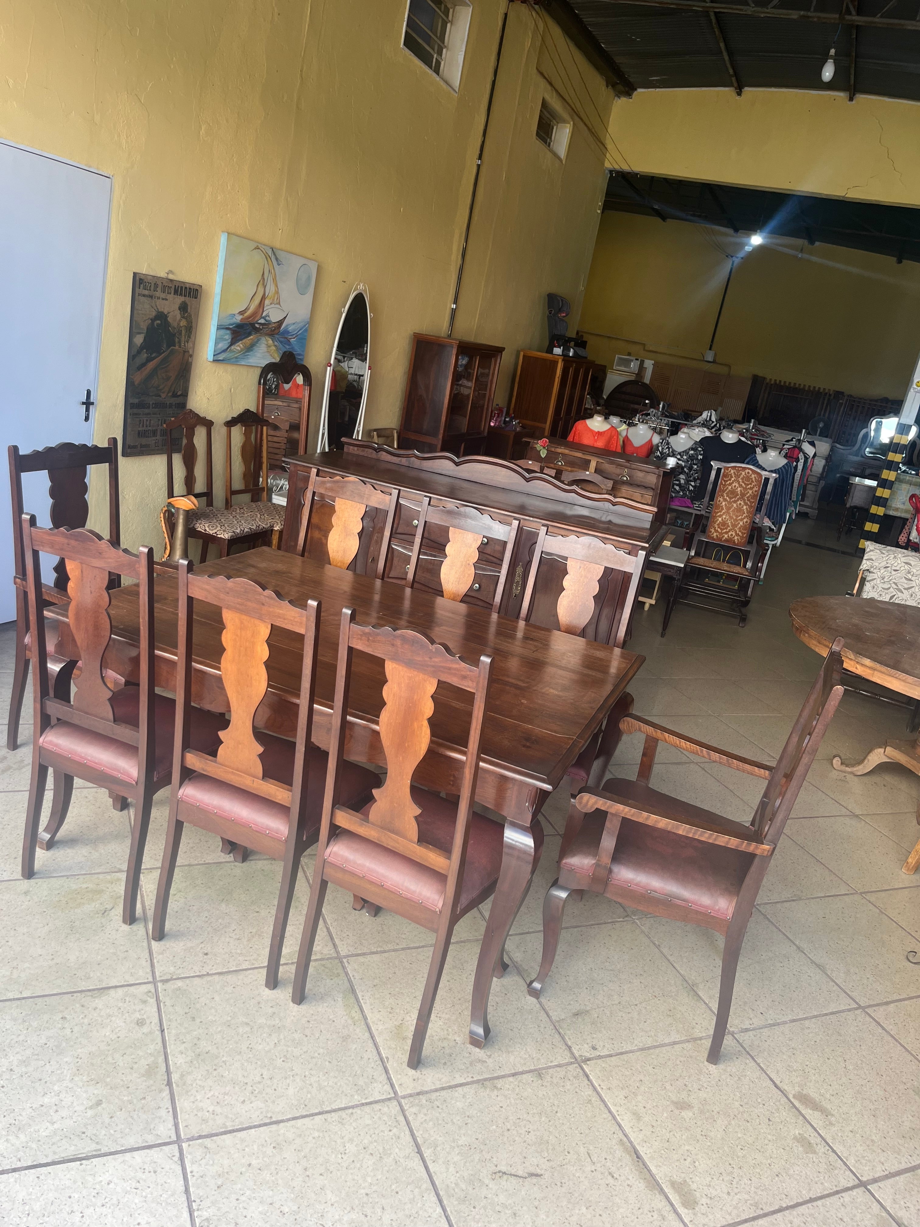 BELÍSSIMO CONJUNTO DE MESA RETANGULAR COM 8 CADEIRAS COM MAIS DE 80 ANOS