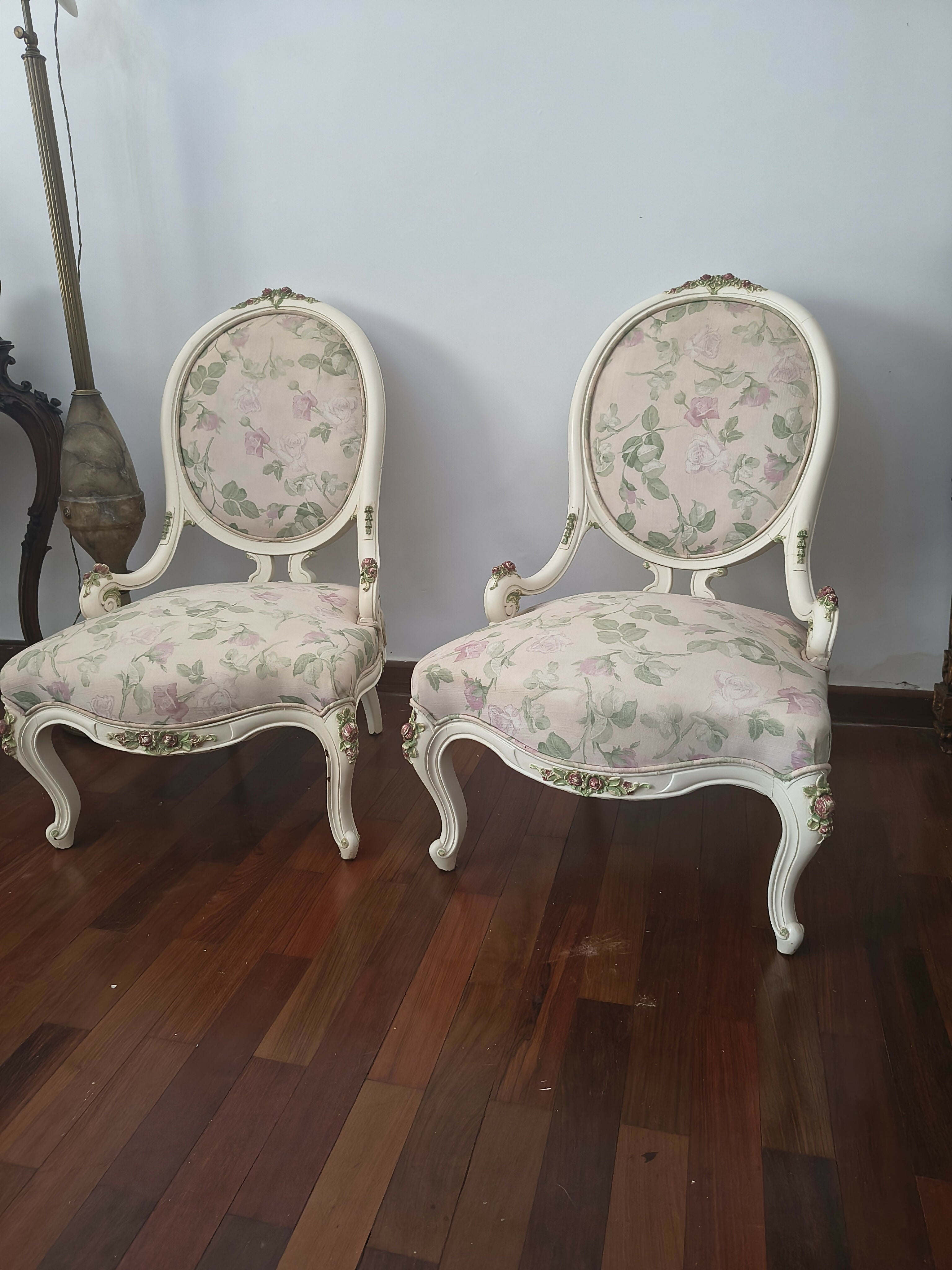 Par de Poltronas baixa estilo XVI em laca branca