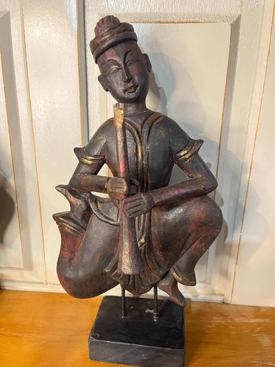 Trio de músicos orientais esculpidos em madeira — figuras decorativas sobre base