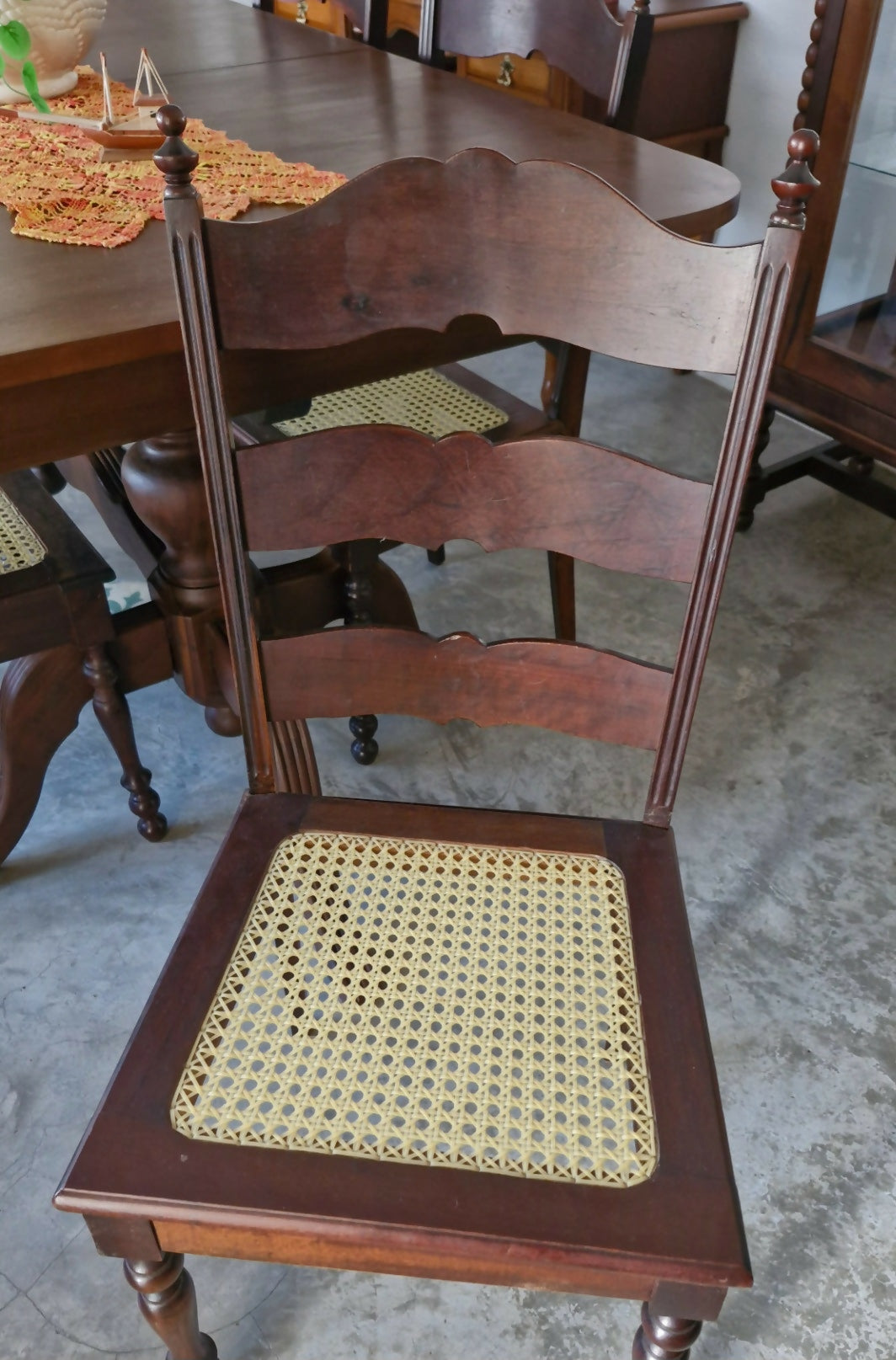 Conjunto de Mesa retangular e cadeiras em palhinha