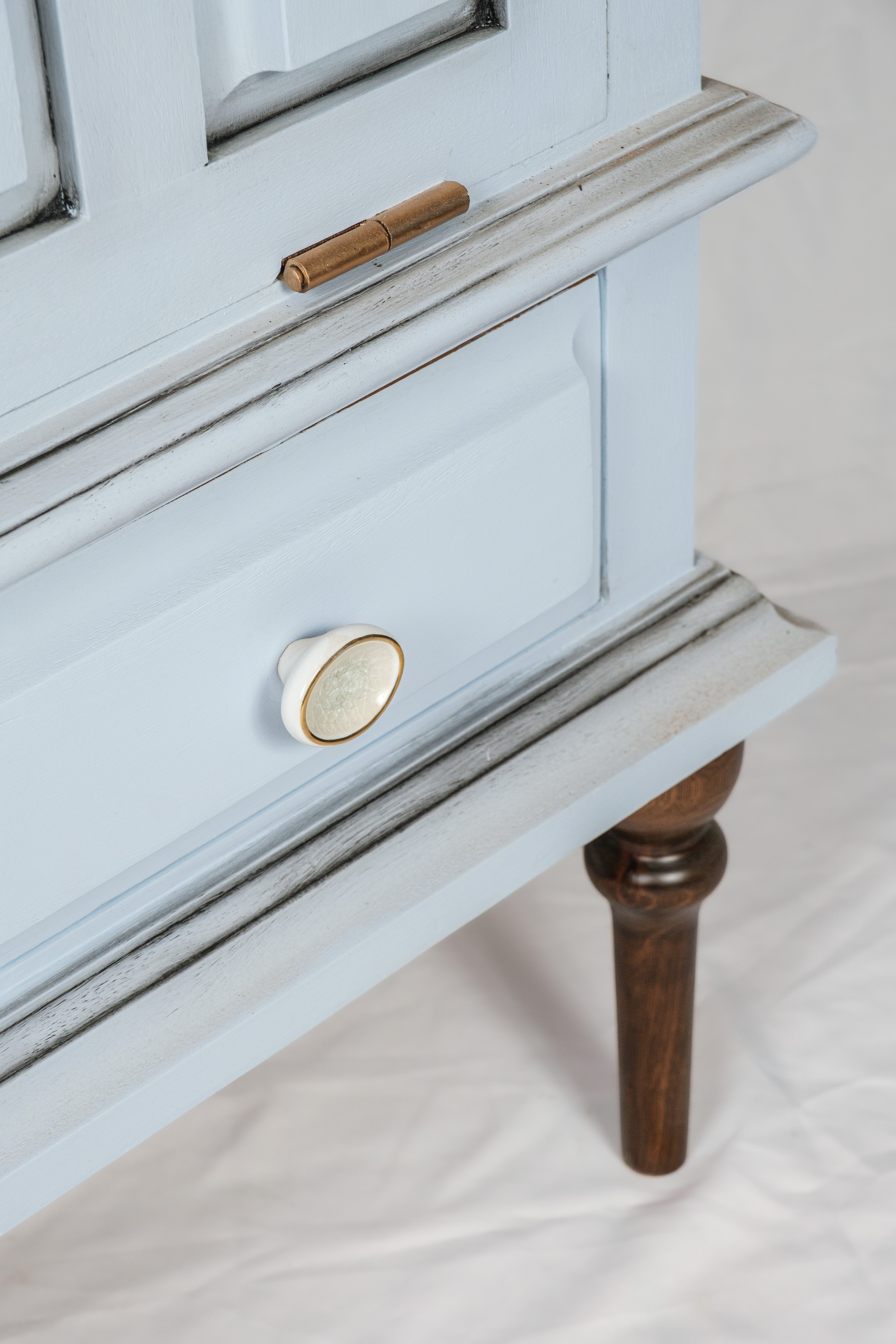 Barzinho Buffet Vintage em Madeira azul claro com Porta Basculante e Gavetas – Jardim Floral