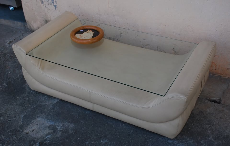 Mesa de Centro Revisteiro retangular revestida em corino claro e vidro anos 80 