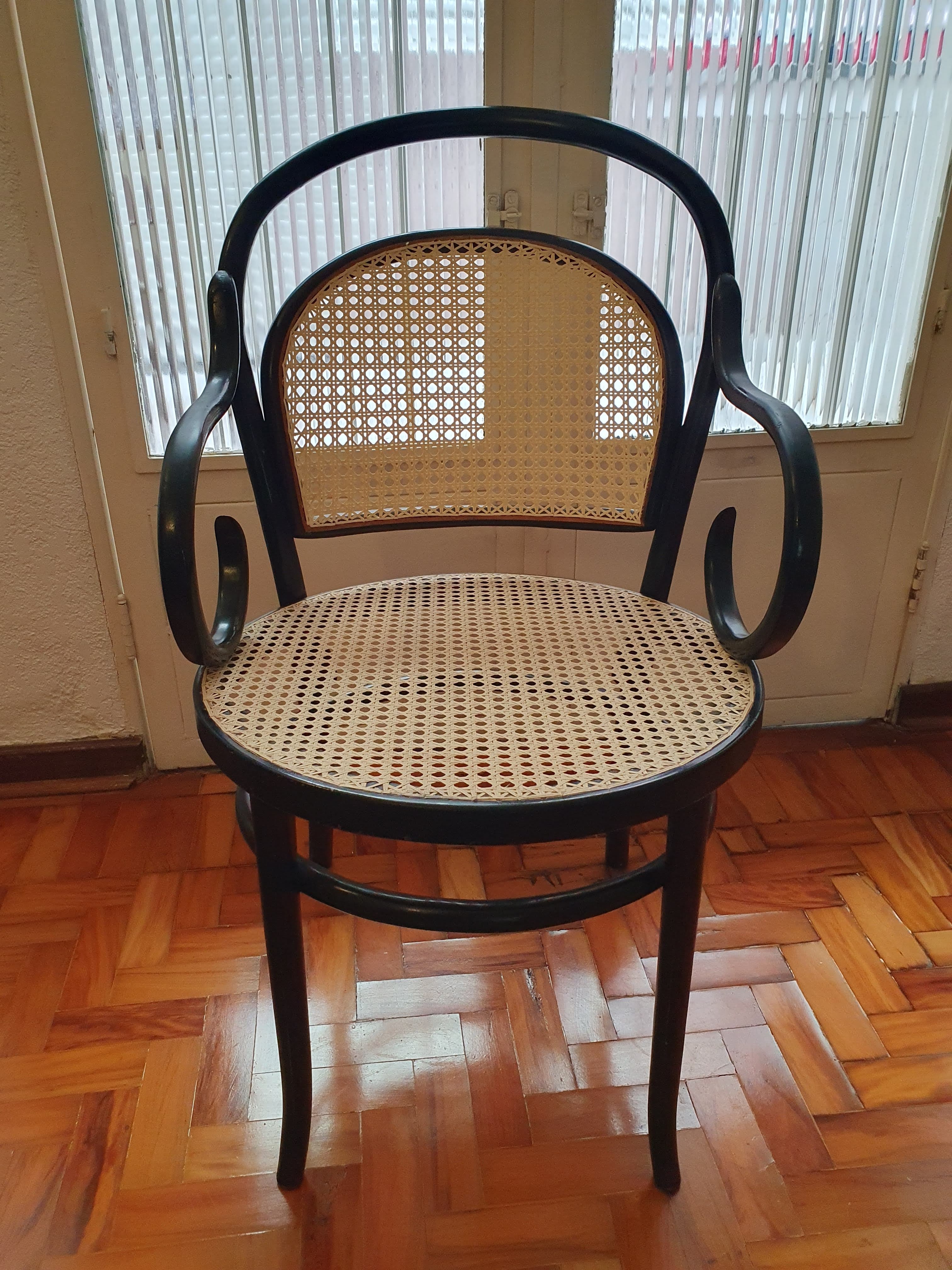 CADEIRA THONET PRETA COM BRAÇOS (THONART)