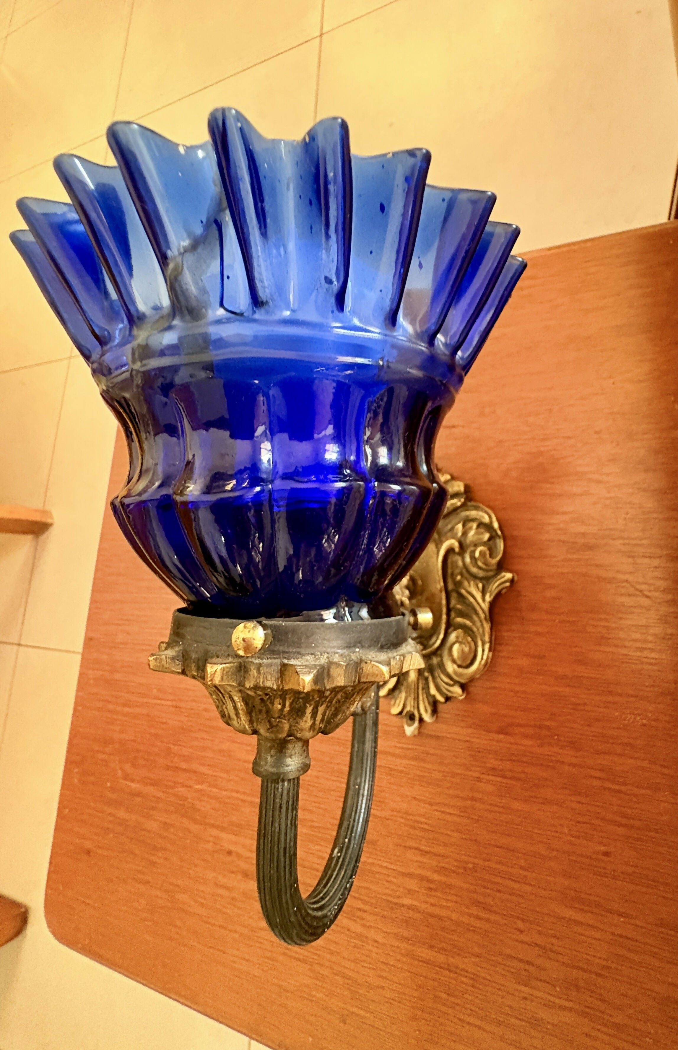 Arandela em bronze e vidro azul