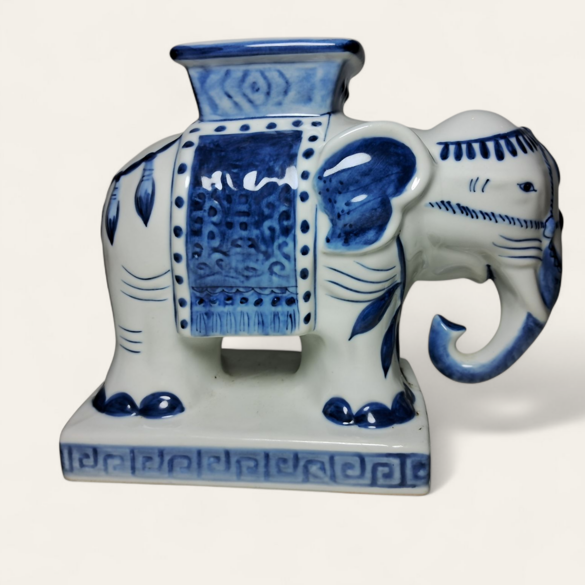 FLOREIRA EM FORMA DE ELEFANTE