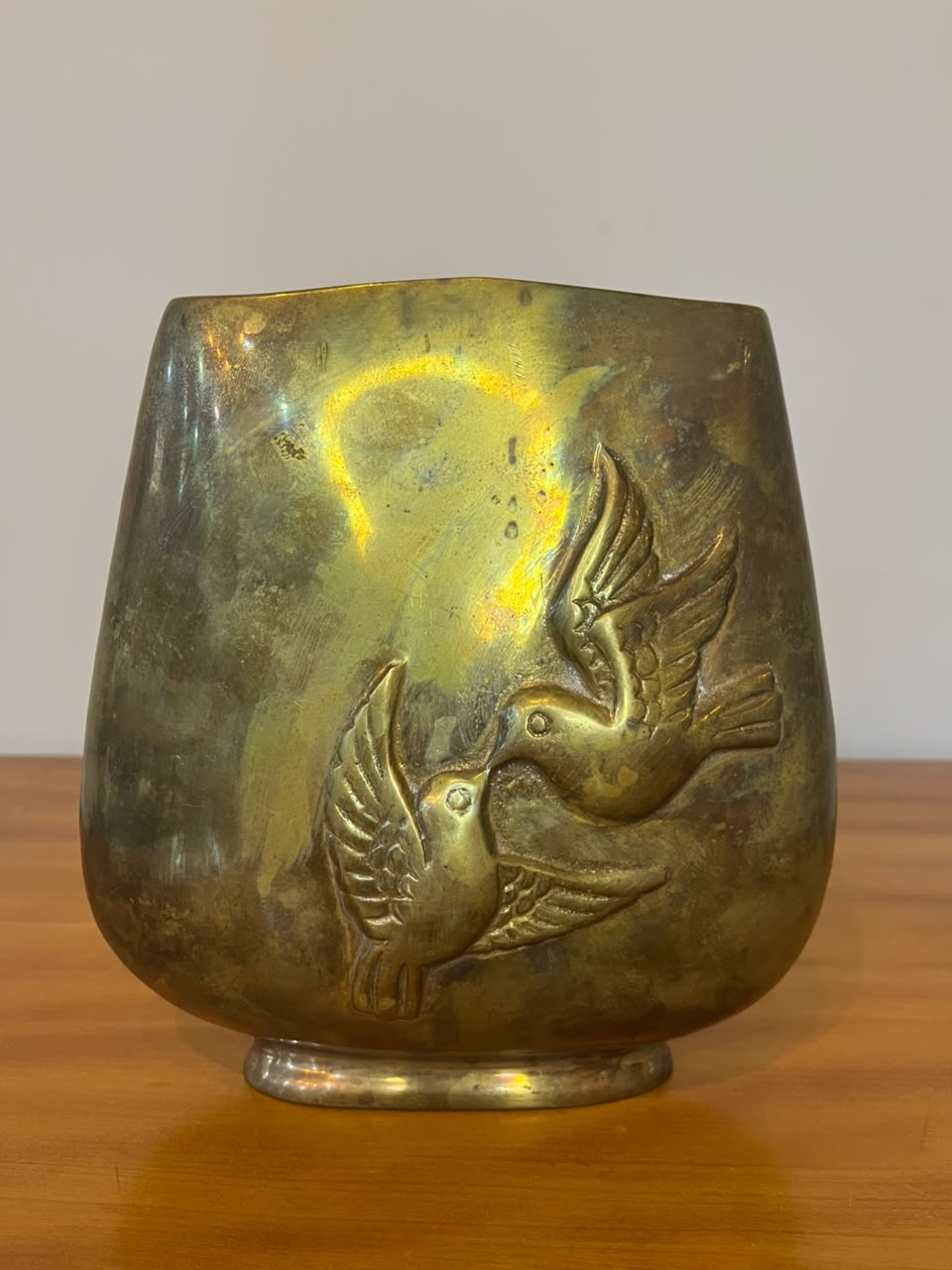 Vaso Decorativo em Latão com Pássaros em Relevo