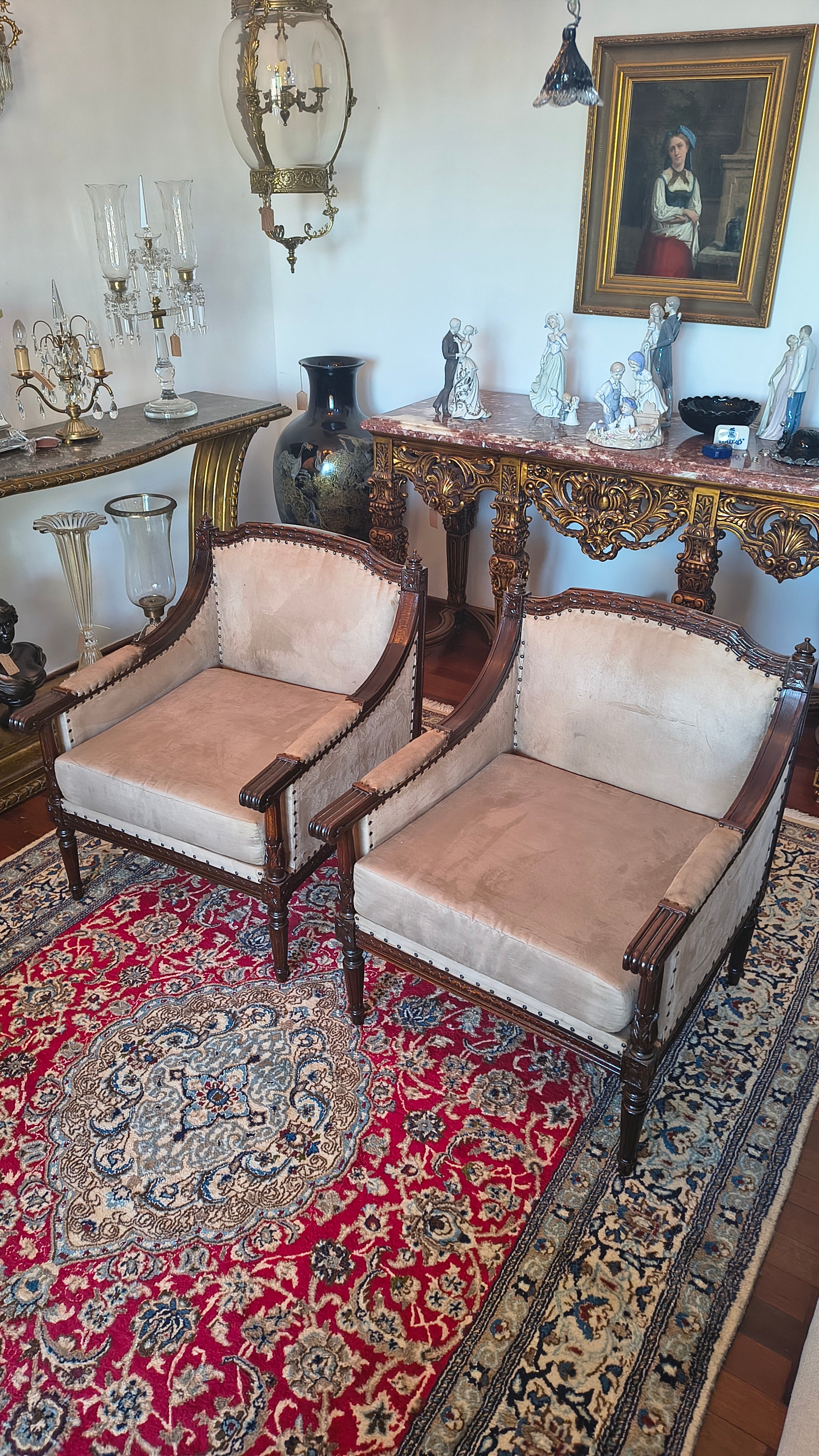 Par de Poltronas Estilo Luís XVI em madeira e tecido suede claro