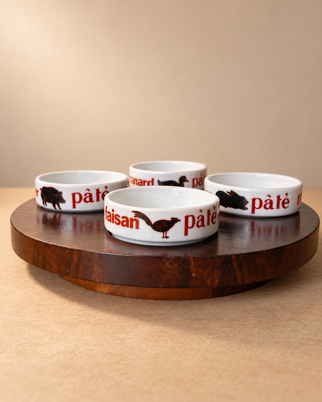 Conjunto Tropic-Art com bandeja redonda giratória em imbuia e quatro ramequins de porcelana (DMCPS_067)