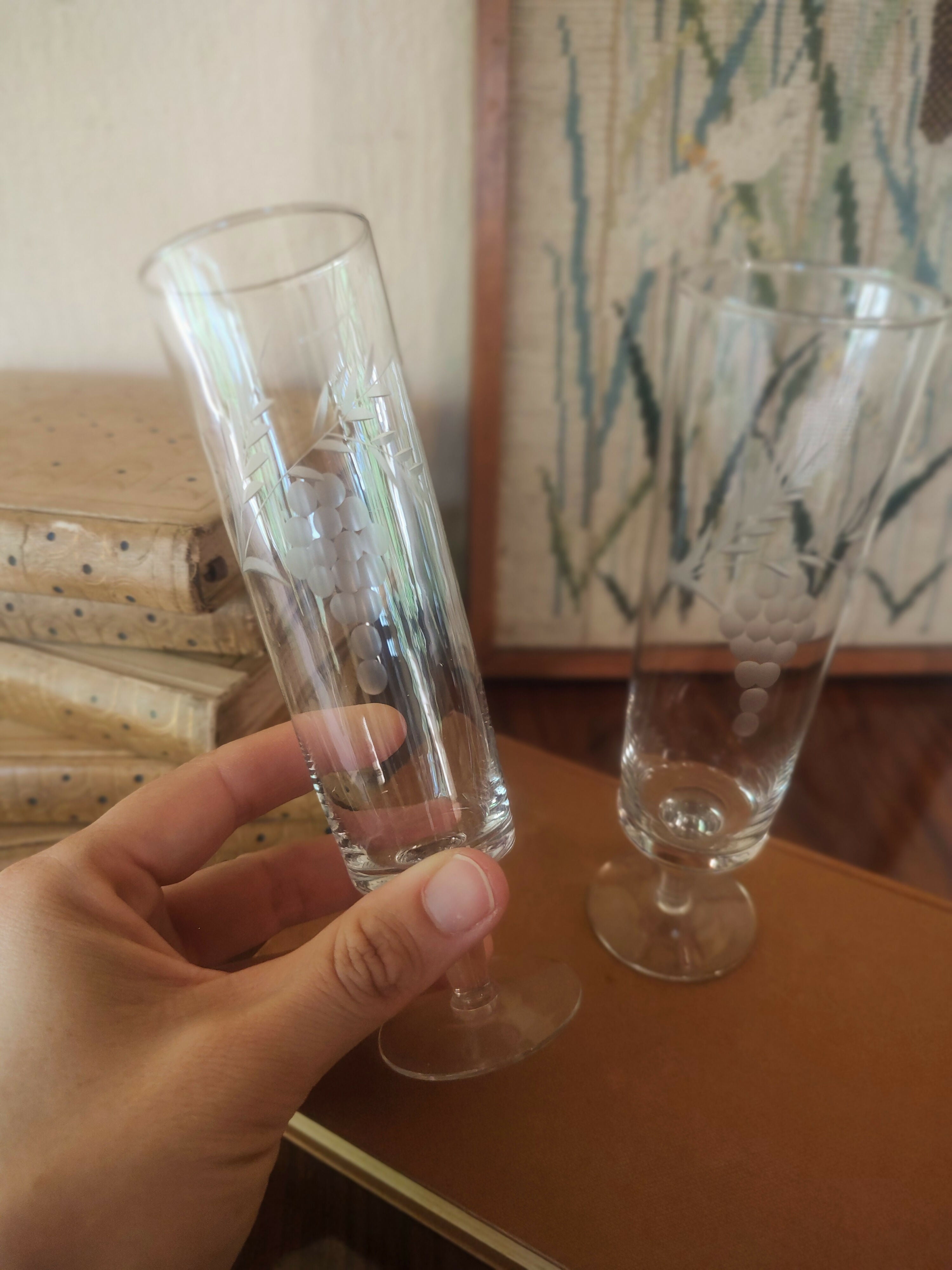 Antigo Par de Taças de Champagne Lapidadas em vidro com desenho de cacho de uva