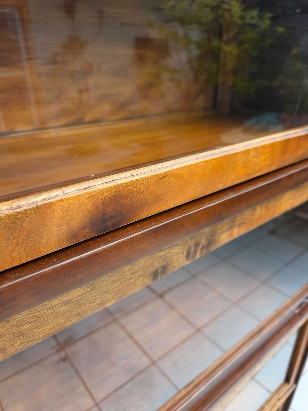 Estante / Livreiro, década de 60, 5 portas basculantes em imbuia maciça.