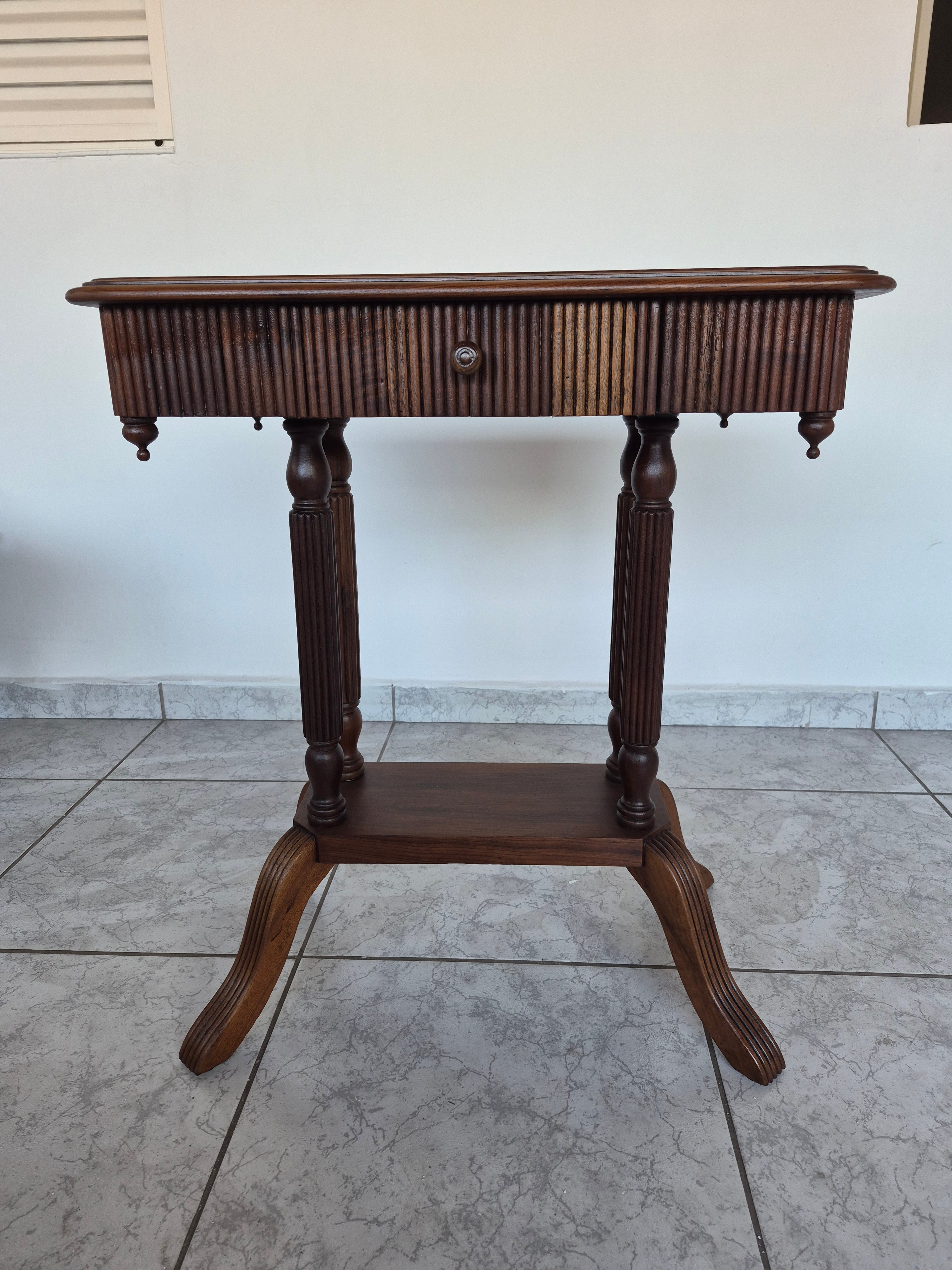 Mesa de apoio retangular ou lateral de jacarandá (restaurada) 