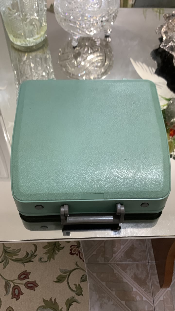 Máquina de escrever Olivetti Lettera 82 Verde