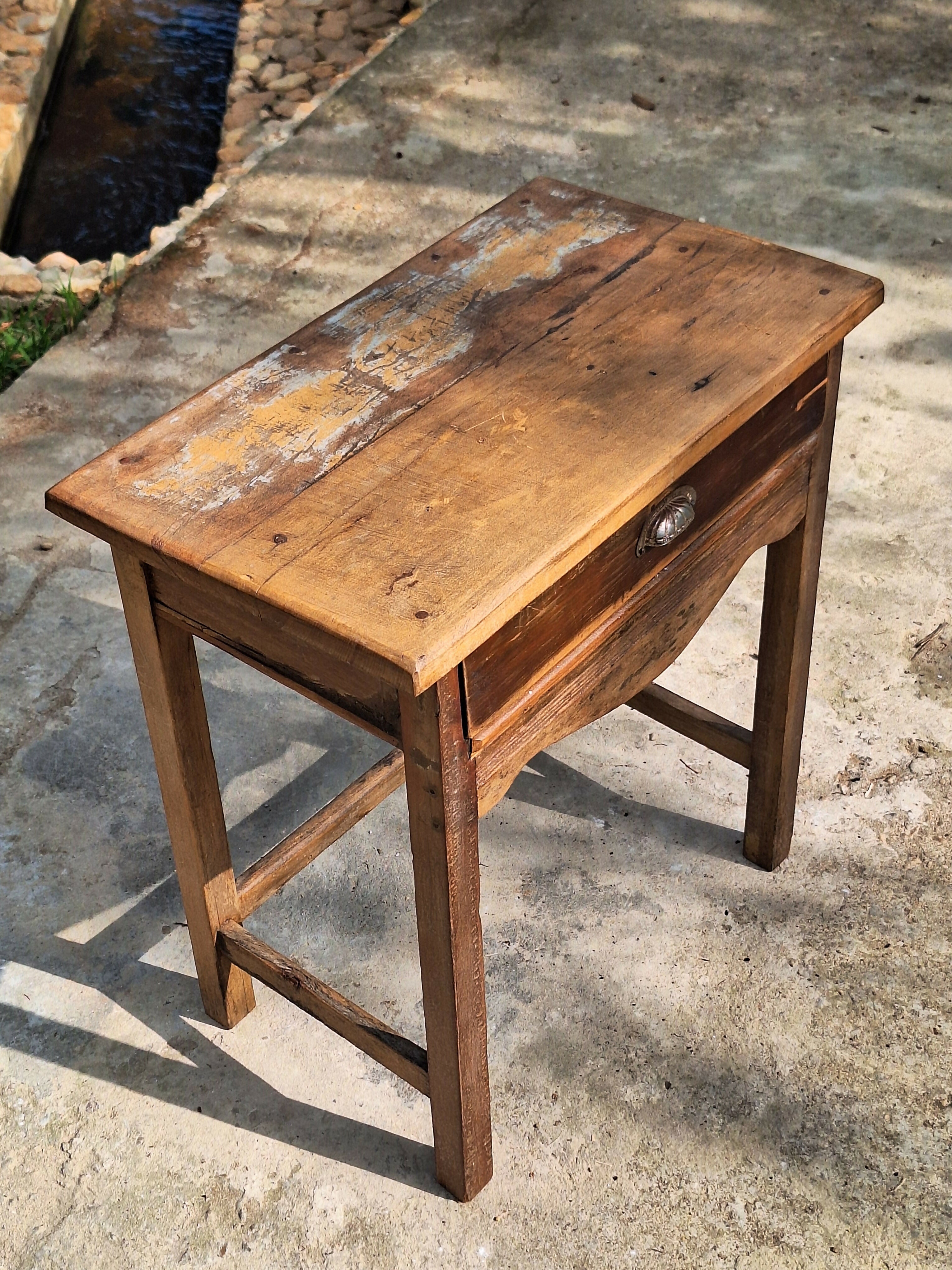 Mesinha de Apoio Antiga com gaveta Madeira Maciça Garimpo Mineiro