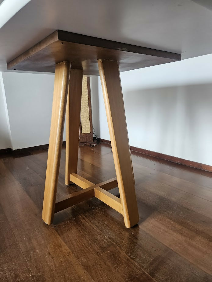 Mesa de jantar off white com madeira maciça