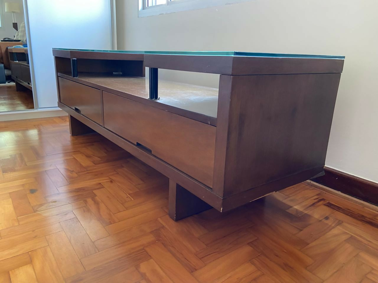 Móvel multiuso em madeira nobre com tampo em vidro temperado (DMSP_033 )