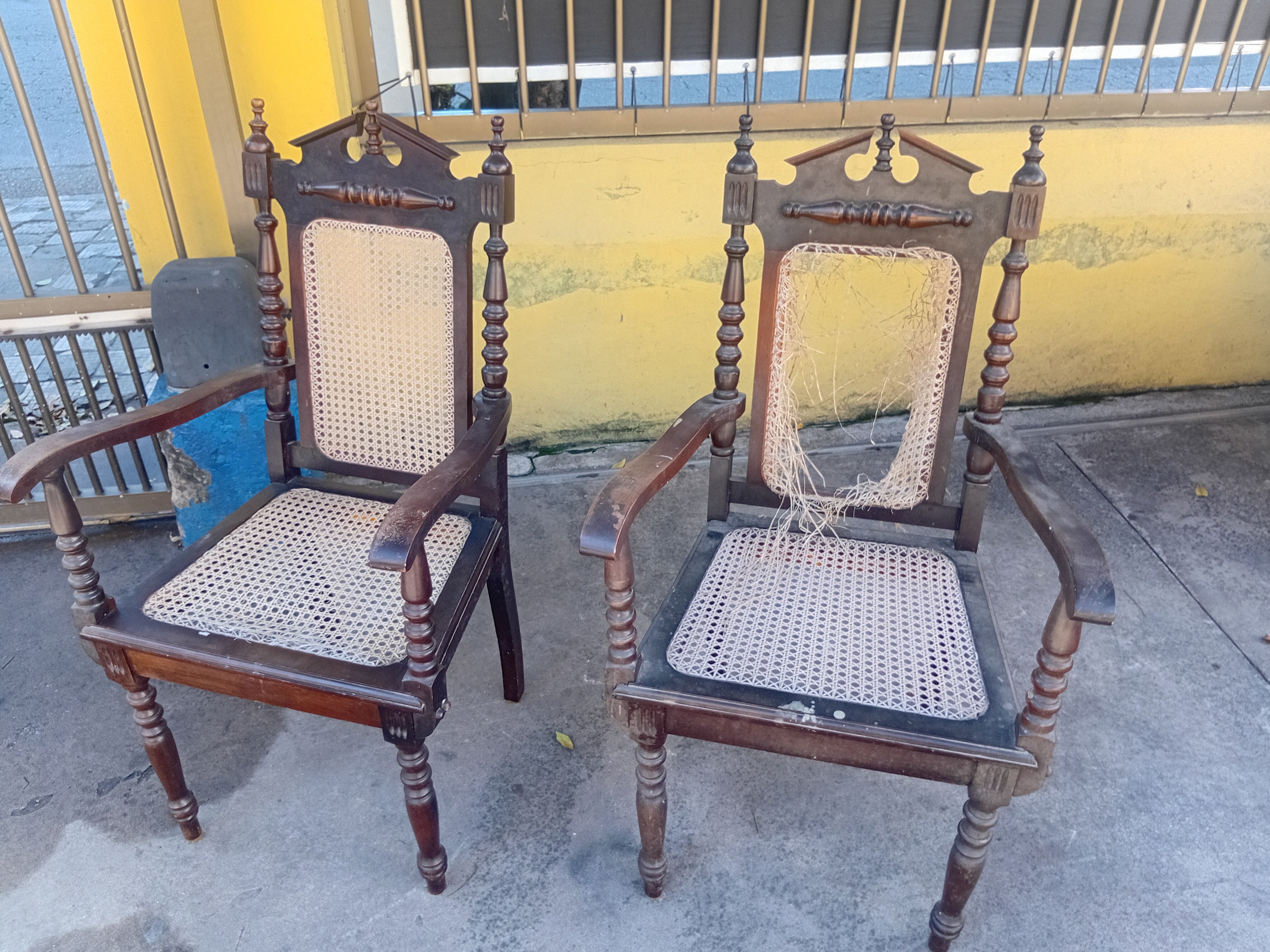 Par de cadeiras com braço e palhinha (para restauro) 