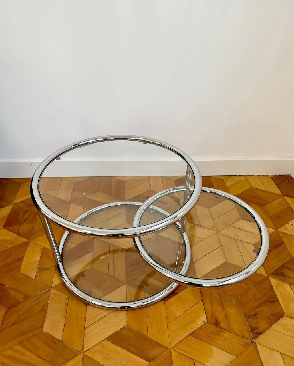 Linda mesa com estrutura tubular cromada, desenho circular.