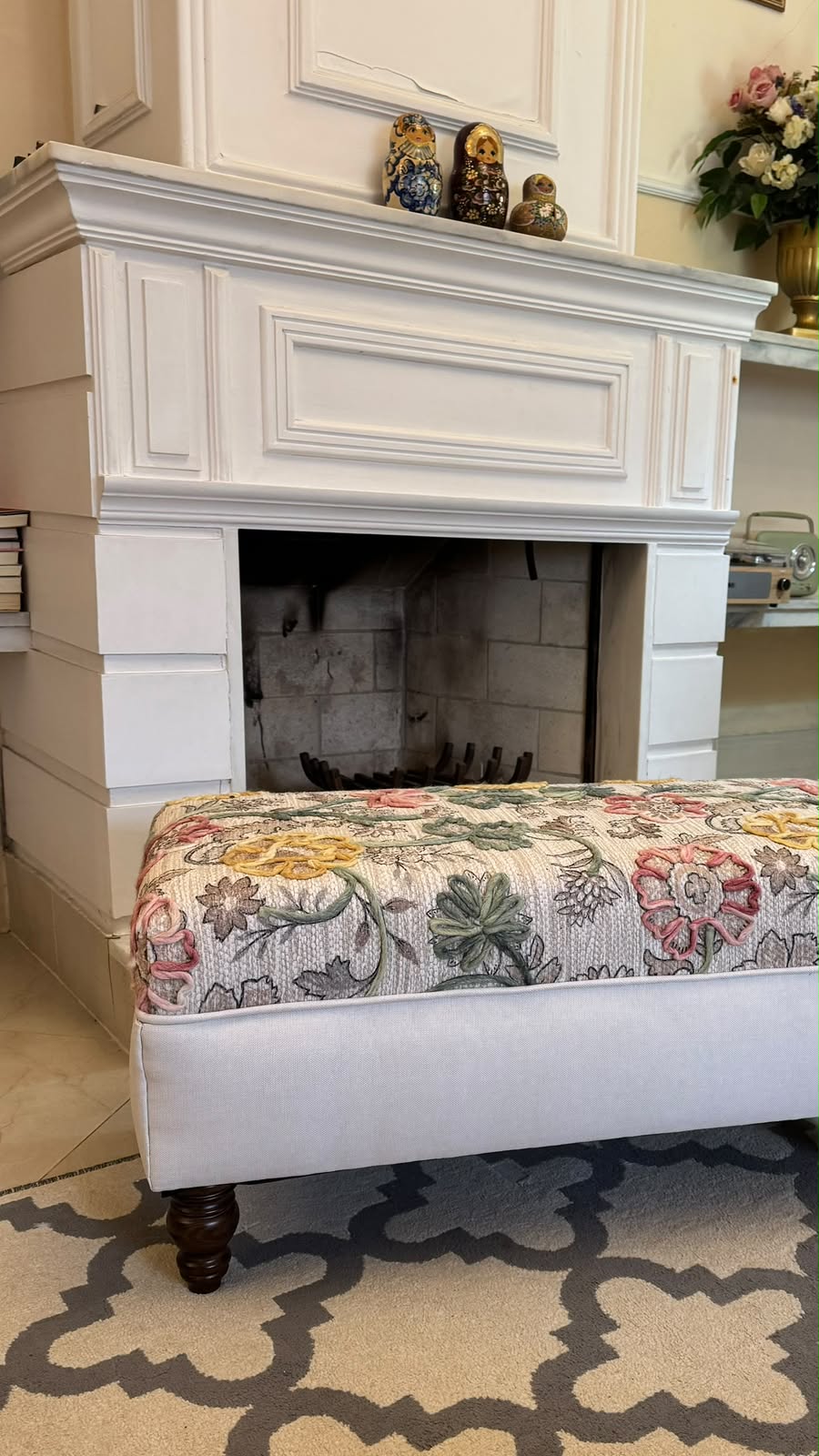 Pufe / Banqueta / Mesa de centro /Apoio para os pés em tecido floral com bordado 